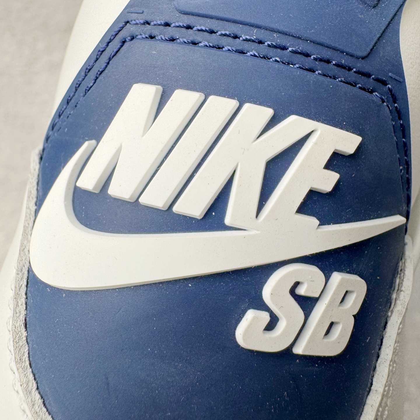 图片[16]-＃PK纯原 NK SB x Air Jordan AJ4 联名海军蓝 白蓝 DR5415-100 耗时半年巨作 全套原纸板楦头开发 原厂特供皮料加持 确保原汁原味 完美呈现四代版型 一比一鞋头弧度高度鞋身弧度 数据细节工艺流程均保持原鞋一致 原厂TPU网格鞋带扣 正确内里网布 菱角分明不变形无多余毛边 柔软性质感一致于原鞋 原厂织唛标 原厂飞人电绣工艺 尾指中部跳三针 独家绑鞋带手法 印刷中底布 四线拉帮 米色美纹纸贴合固定 进口港宝加持 后跟自然饱满 全鞋荧光划线卡点 追求极致完美 每一双都是工艺品 多重QC质检 超越公司货的品控标准 实实在在的免检产品 尺码：40 40.5 41 42 42.5 43 44 44.5 45 46 47.5-选品中心