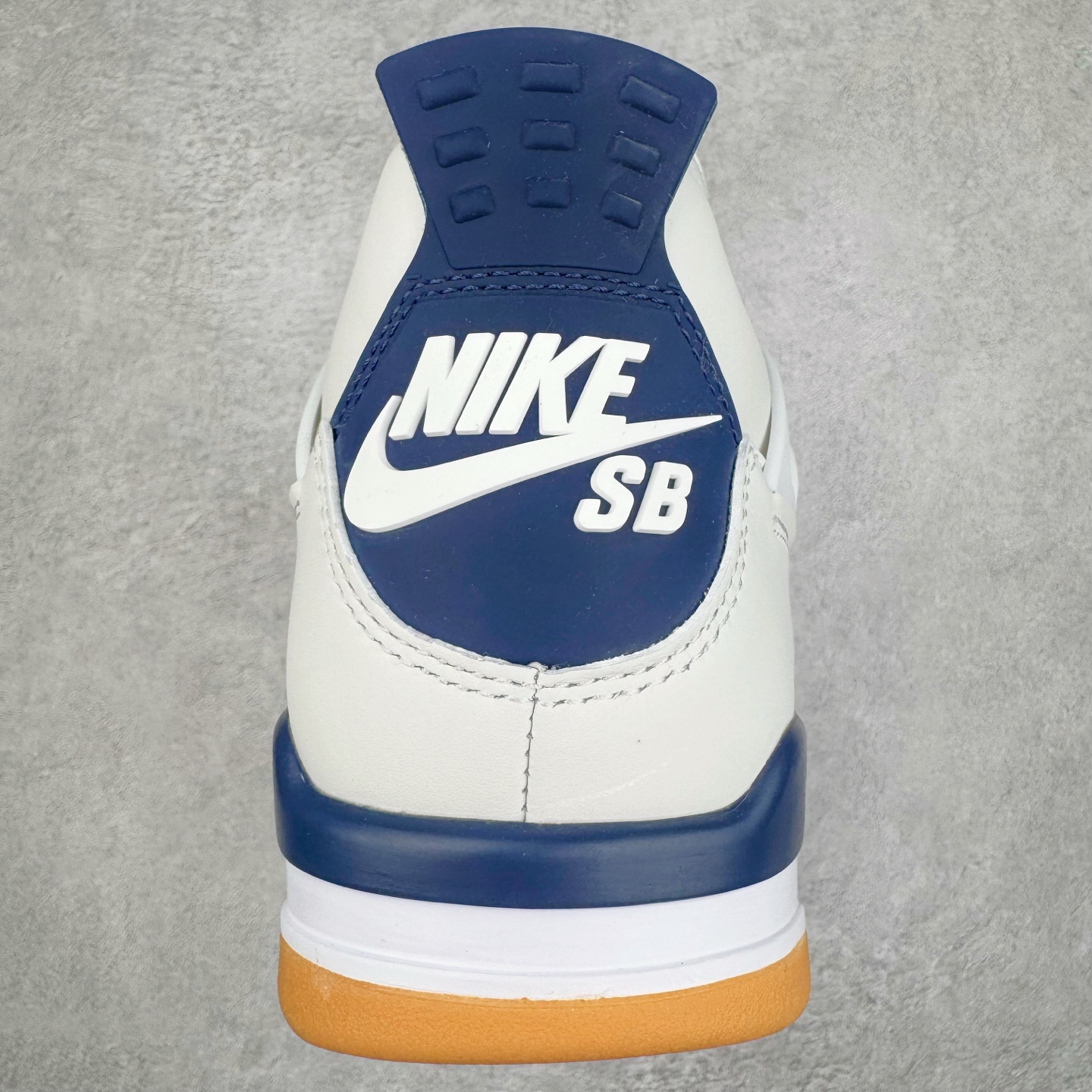 图片[8]-＃Ljr NK SB x Air Jordan AJ4 联名海军蓝 白蓝 DR5415-100 圈内高端零售标杆 独家外贸特供 耗时半年巨作 全套原纸板楦头开发 原厂特供皮料加持 确保原汁原味 完美呈现四代版型 一比一鞋头弧度高度鞋身弧度 数据细节工艺流程均保持原鞋一致 原厂TPU网格鞋带扣 正确内里网布 菱角分明不变形无多余毛边 柔软性质感一致于原鞋 市场唯一原厂鞋扣模具 背面可见隐藏注塑口 原厂织唛标 原厂飞人电绣工艺 尾指中部跳三针 独家绑鞋带手法 印刷中底布 四线拉帮 米色美纹纸贴合固定 进口港宝加持 后跟自然饱满 全鞋荧光划线卡点 追求极致完美 每一双都是工艺品 多重QC质检 超越公司货的品控标准 实实在在的免检产品 尺码：40.5 41 42 42.5 43 44 44.5 45 45.5 46 47.5 48.5-选品中心