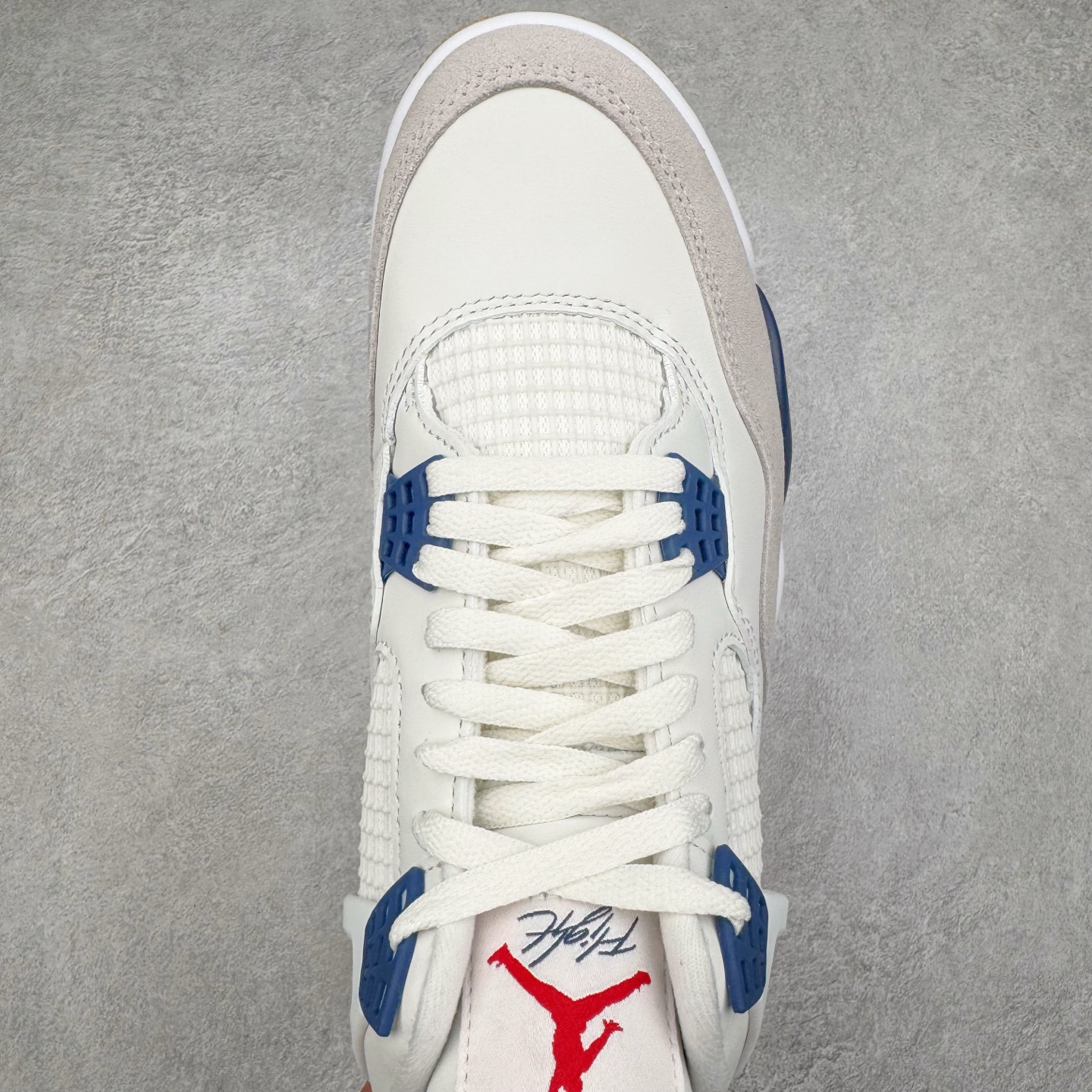 图片[4]-＃Ljr NK SB x Air Jordan AJ4 联名海军蓝 白蓝 DR5415-100 圈内高端零售标杆 独家外贸特供 耗时半年巨作 全套原纸板楦头开发 原厂特供皮料加持 确保原汁原味 完美呈现四代版型 一比一鞋头弧度高度鞋身弧度 数据细节工艺流程均保持原鞋一致 原厂TPU网格鞋带扣 正确内里网布 菱角分明不变形无多余毛边 柔软性质感一致于原鞋 市场唯一原厂鞋扣模具 背面可见隐藏注塑口 原厂织唛标 原厂飞人电绣工艺 尾指中部跳三针 独家绑鞋带手法 印刷中底布 四线拉帮 米色美纹纸贴合固定 进口港宝加持 后跟自然饱满 全鞋荧光划线卡点 追求极致完美 每一双都是工艺品 多重QC质检 超越公司货的品控标准 实实在在的免检产品 尺码：40.5 41 42 42.5 43 44 44.5 45 45.5 46 47.5 48.5-选品中心