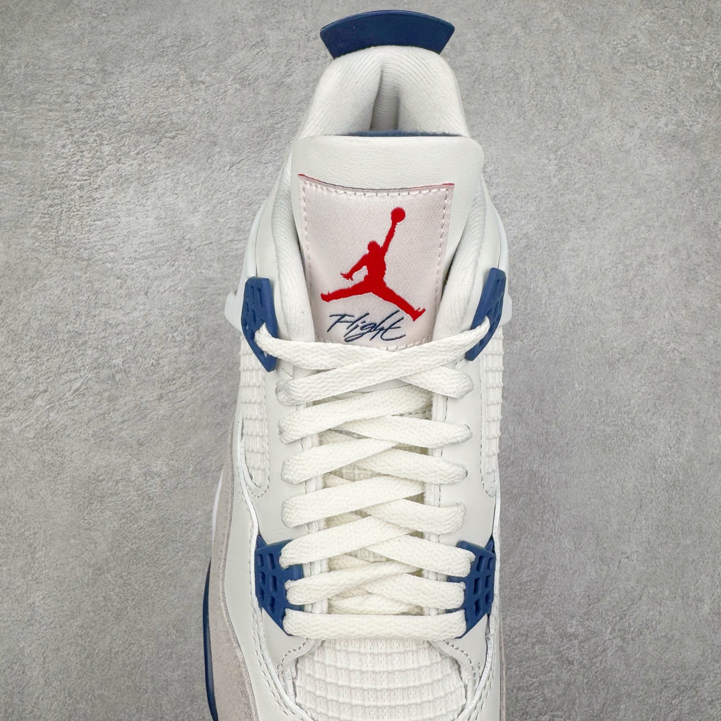 图片[5]-＃Ljr NK SB x Air Jordan AJ4 联名海军蓝 白蓝 DR5415-100 圈内高端零售标杆 独家外贸特供 耗时半年巨作 全套原纸板楦头开发 原厂特供皮料加持 确保原汁原味 完美呈现四代版型 一比一鞋头弧度高度鞋身弧度 数据细节工艺流程均保持原鞋一致 原厂TPU网格鞋带扣 正确内里网布 菱角分明不变形无多余毛边 柔软性质感一致于原鞋 市场唯一原厂鞋扣模具 背面可见隐藏注塑口 原厂织唛标 原厂飞人电绣工艺 尾指中部跳三针 独家绑鞋带手法 印刷中底布 四线拉帮 米色美纹纸贴合固定 进口港宝加持 后跟自然饱满 全鞋荧光划线卡点 追求极致完美 每一双都是工艺品 多重QC质检 超越公司货的品控标准 实实在在的免检产品 尺码：40.5 41 42 42.5 43 44 44.5 45 45.5 46 47.5 48.5-选品中心