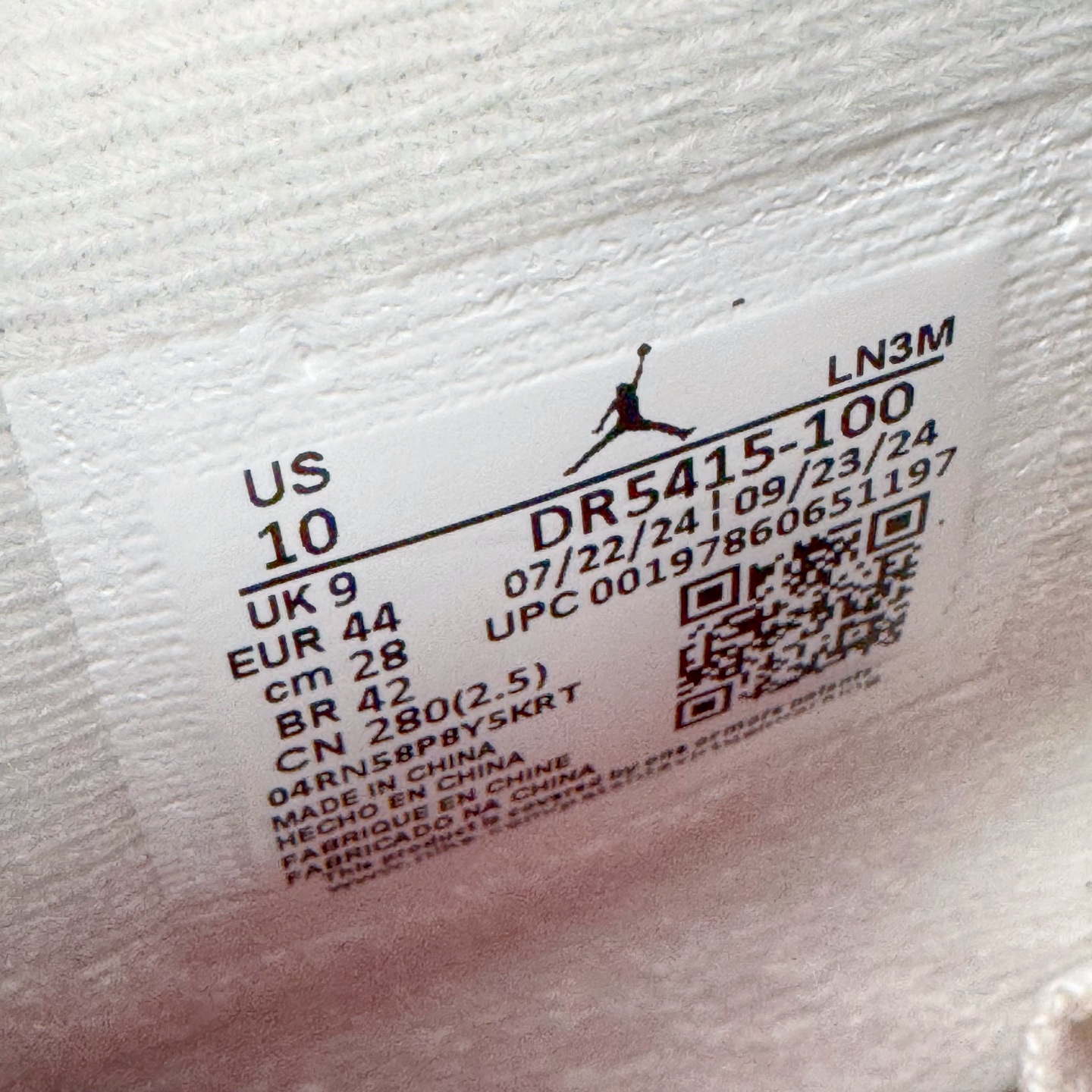 图片[11]-＃Ljr NK SB x Air Jordan AJ4 联名海军蓝 白蓝 DR5415-100 圈内高端零售标杆 独家外贸特供 耗时半年巨作 全套原纸板楦头开发 原厂特供皮料加持 确保原汁原味 完美呈现四代版型 一比一鞋头弧度高度鞋身弧度 数据细节工艺流程均保持原鞋一致 原厂TPU网格鞋带扣 正确内里网布 菱角分明不变形无多余毛边 柔软性质感一致于原鞋 市场唯一原厂鞋扣模具 背面可见隐藏注塑口 原厂织唛标 原厂飞人电绣工艺 尾指中部跳三针 独家绑鞋带手法 印刷中底布 四线拉帮 米色美纹纸贴合固定 进口港宝加持 后跟自然饱满 全鞋荧光划线卡点 追求极致完美 每一双都是工艺品 多重QC质检 超越公司货的品控标准 实实在在的免检产品 尺码：40.5 41 42 42.5 43 44 44.5 45 45.5 46 47.5 48.5-选品中心