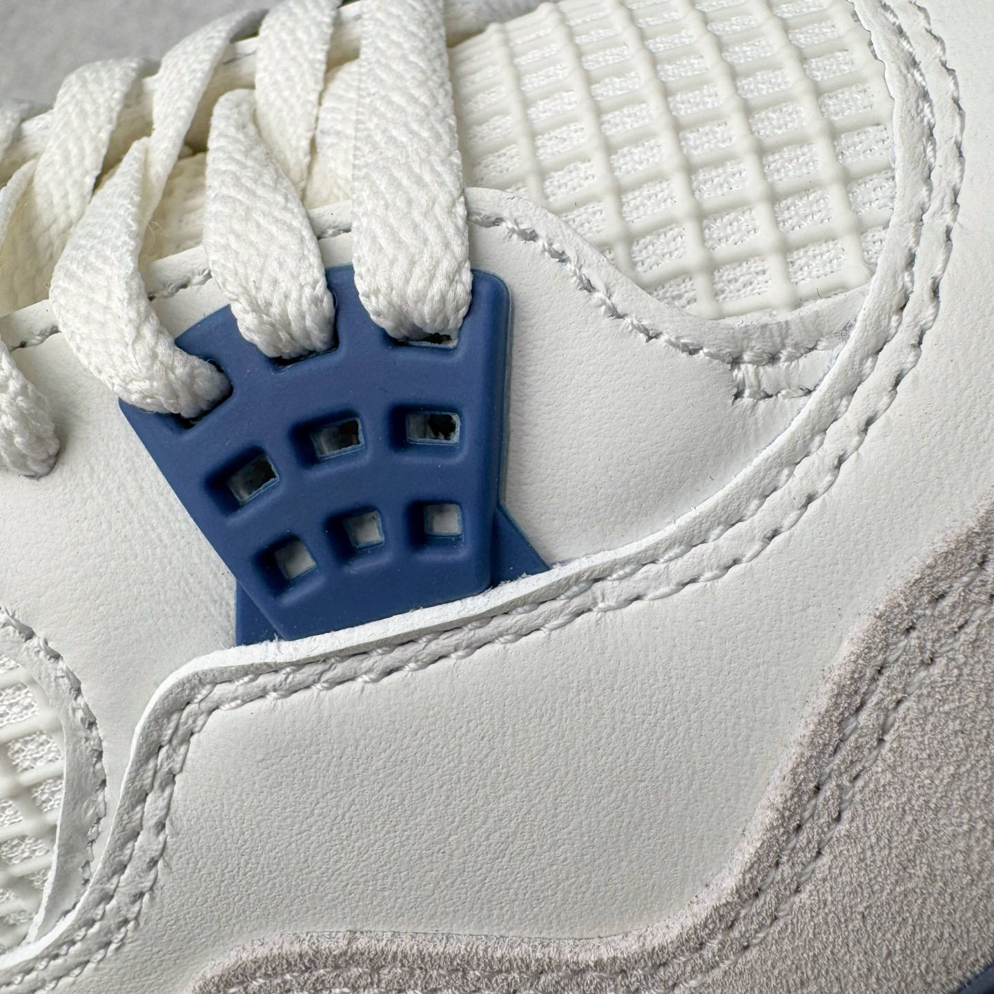 图片[15]-＃Ljr NK SB x Air Jordan AJ4 联名海军蓝 白蓝 DR5415-100 圈内高端零售标杆 独家外贸特供 耗时半年巨作 全套原纸板楦头开发 原厂特供皮料加持 确保原汁原味 完美呈现四代版型 一比一鞋头弧度高度鞋身弧度 数据细节工艺流程均保持原鞋一致 原厂TPU网格鞋带扣 正确内里网布 菱角分明不变形无多余毛边 柔软性质感一致于原鞋 市场唯一原厂鞋扣模具 背面可见隐藏注塑口 原厂织唛标 原厂飞人电绣工艺 尾指中部跳三针 独家绑鞋带手法 印刷中底布 四线拉帮 米色美纹纸贴合固定 进口港宝加持 后跟自然饱满 全鞋荧光划线卡点 追求极致完美 每一双都是工艺品 多重QC质检 超越公司货的品控标准 实实在在的免检产品 尺码：40.5 41 42 42.5 43 44 44.5 45 45.5 46 47.5 48.5-选品中心