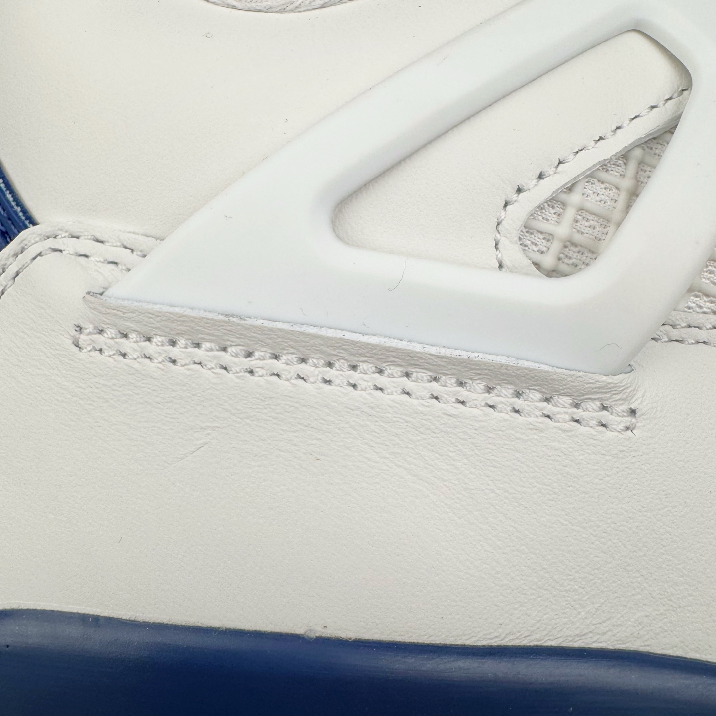 图片[17]-＃Ljr NK SB x Air Jordan AJ4 联名海军蓝 白蓝 DR5415-100 圈内高端零售标杆 独家外贸特供 耗时半年巨作 全套原纸板楦头开发 原厂特供皮料加持 确保原汁原味 完美呈现四代版型 一比一鞋头弧度高度鞋身弧度 数据细节工艺流程均保持原鞋一致 原厂TPU网格鞋带扣 正确内里网布 菱角分明不变形无多余毛边 柔软性质感一致于原鞋 市场唯一原厂鞋扣模具 背面可见隐藏注塑口 原厂织唛标 原厂飞人电绣工艺 尾指中部跳三针 独家绑鞋带手法 印刷中底布 四线拉帮 米色美纹纸贴合固定 进口港宝加持 后跟自然饱满 全鞋荧光划线卡点 追求极致完美 每一双都是工艺品 多重QC质检 超越公司货的品控标准 实实在在的免检产品 尺码：40.5 41 42 42.5 43 44 44.5 45 45.5 46 47.5 48.5-选品中心