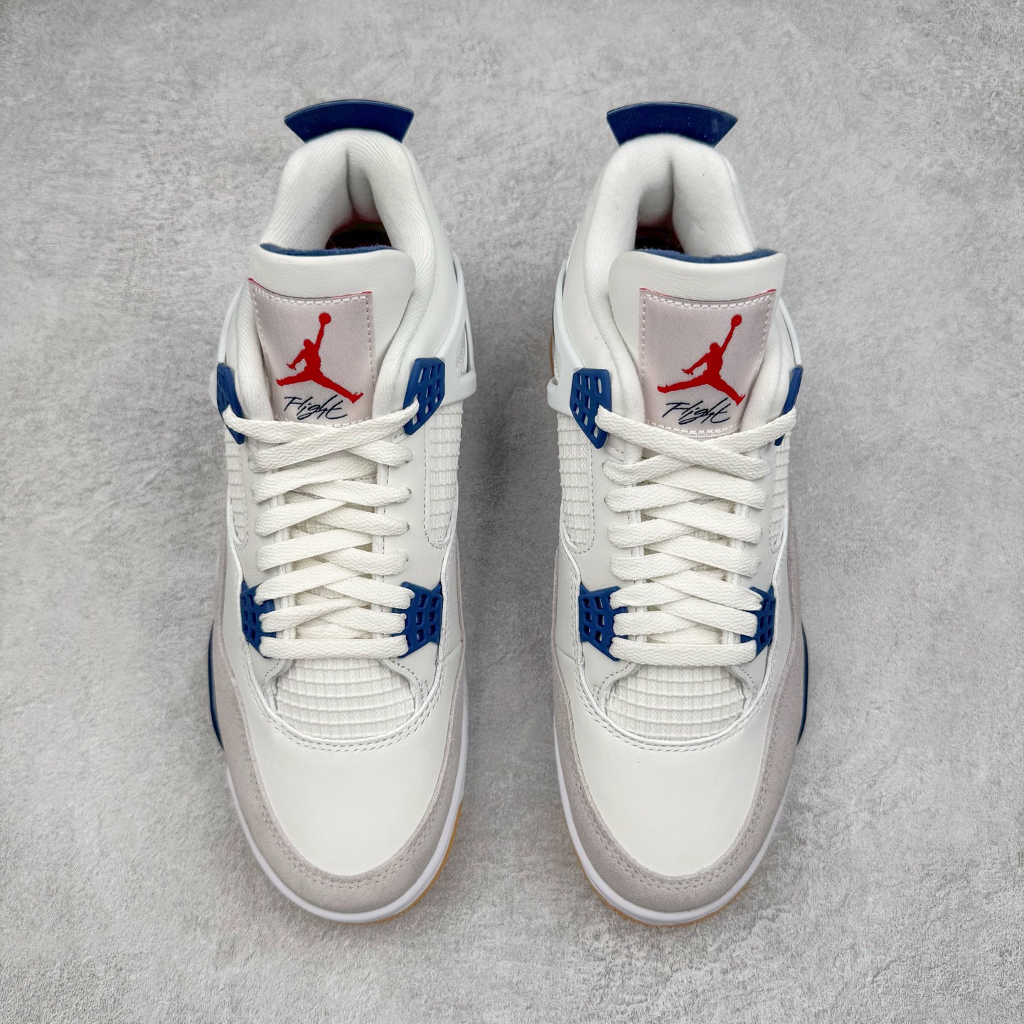 图片[2]-＃Ljr NK SB x Air Jordan AJ4 联名海军蓝 白蓝 DR5415-100 圈内高端零售标杆 独家外贸特供 耗时半年巨作 全套原纸板楦头开发 原厂特供皮料加持 确保原汁原味 完美呈现四代版型 一比一鞋头弧度高度鞋身弧度 数据细节工艺流程均保持原鞋一致 原厂TPU网格鞋带扣 正确内里网布 菱角分明不变形无多余毛边 柔软性质感一致于原鞋 市场唯一原厂鞋扣模具 背面可见隐藏注塑口 原厂织唛标 原厂飞人电绣工艺 尾指中部跳三针 独家绑鞋带手法 印刷中底布 四线拉帮 米色美纹纸贴合固定 进口港宝加持 后跟自然饱满 全鞋荧光划线卡点 追求极致完美 每一双都是工艺品 多重QC质检 超越公司货的品控标准 实实在在的免检产品 尺码：40.5 41 42 42.5 43 44 44.5 45 45.5 46 47.5 48.5-选品中心