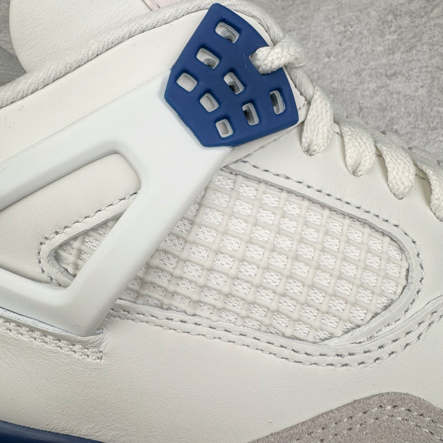 图片[16]-＃Ljr NK SB x Air Jordan AJ4 联名海军蓝 白蓝 DR5415-100 圈内高端零售标杆 独家外贸特供 耗时半年巨作 全套原纸板楦头开发 原厂特供皮料加持 确保原汁原味 完美呈现四代版型 一比一鞋头弧度高度鞋身弧度 数据细节工艺流程均保持原鞋一致 原厂TPU网格鞋带扣 正确内里网布 菱角分明不变形无多余毛边 柔软性质感一致于原鞋 市场唯一原厂鞋扣模具 背面可见隐藏注塑口 原厂织唛标 原厂飞人电绣工艺 尾指中部跳三针 独家绑鞋带手法 印刷中底布 四线拉帮 米色美纹纸贴合固定 进口港宝加持 后跟自然饱满 全鞋荧光划线卡点 追求极致完美 每一双都是工艺品 多重QC质检 超越公司货的品控标准 实实在在的免检产品 尺码：40.5 41 42 42.5 43 44 44.5 45 45.5 46 47.5 48.5-选品中心