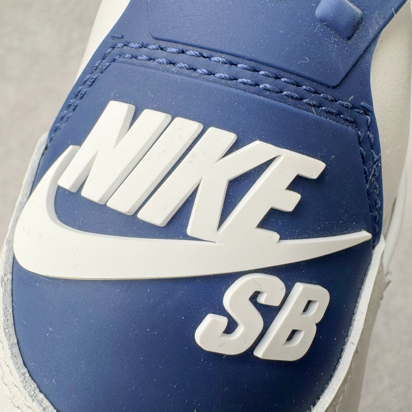 图片[13]-＃Ljr NK SB x Air Jordan AJ4 联名海军蓝 白蓝 DR5415-100 圈内高端零售标杆 独家外贸特供 耗时半年巨作 全套原纸板楦头开发 原厂特供皮料加持 确保原汁原味 完美呈现四代版型 一比一鞋头弧度高度鞋身弧度 数据细节工艺流程均保持原鞋一致 原厂TPU网格鞋带扣 正确内里网布 菱角分明不变形无多余毛边 柔软性质感一致于原鞋 市场唯一原厂鞋扣模具 背面可见隐藏注塑口 原厂织唛标 原厂飞人电绣工艺 尾指中部跳三针 独家绑鞋带手法 印刷中底布 四线拉帮 米色美纹纸贴合固定 进口港宝加持 后跟自然饱满 全鞋荧光划线卡点 追求极致完美 每一双都是工艺品 多重QC质检 超越公司货的品控标准 实实在在的免检产品 尺码：40.5 41 42 42.5 43 44 44.5 45 45.5 46 47.5 48.5-选品中心