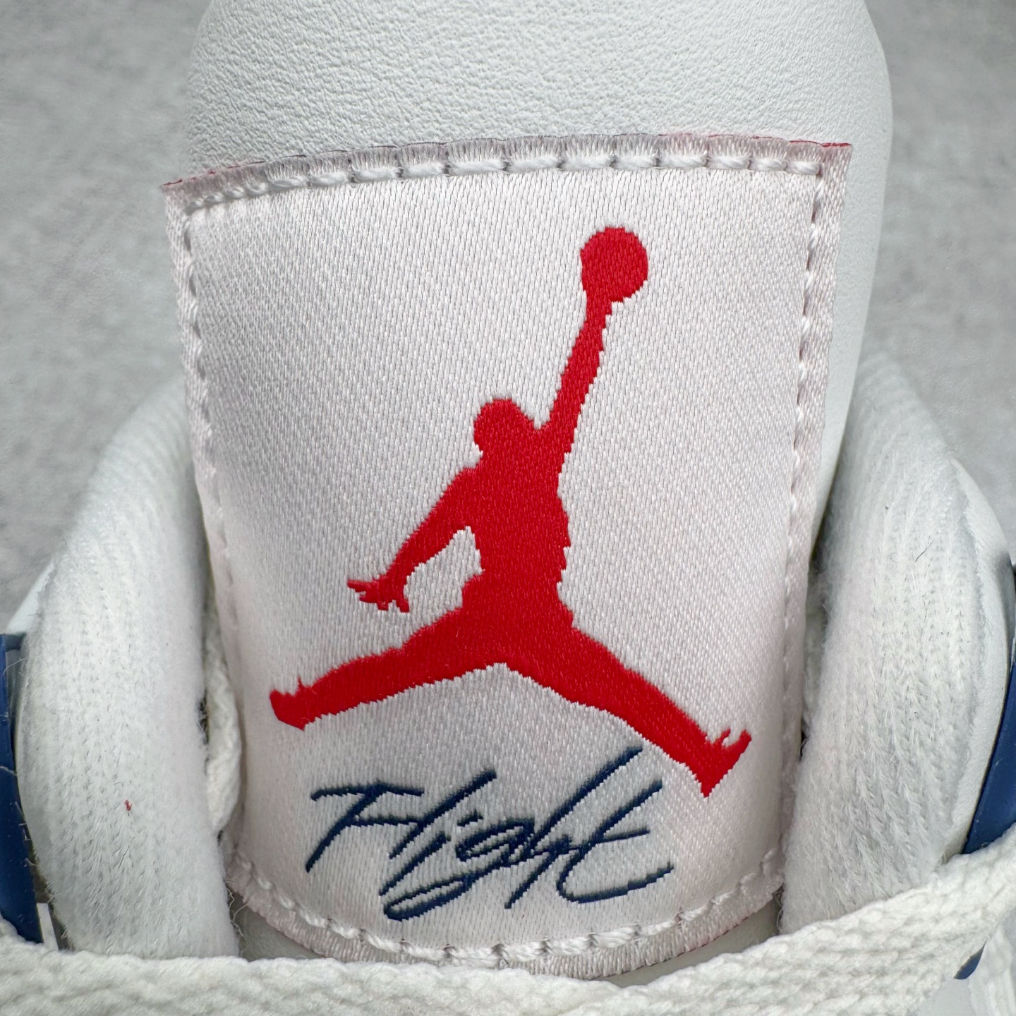 图片[12]-＃Ljr NK SB x Air Jordan AJ4 联名海军蓝 白蓝 DR5415-100 圈内高端零售标杆 独家外贸特供 耗时半年巨作 全套原纸板楦头开发 原厂特供皮料加持 确保原汁原味 完美呈现四代版型 一比一鞋头弧度高度鞋身弧度 数据细节工艺流程均保持原鞋一致 原厂TPU网格鞋带扣 正确内里网布 菱角分明不变形无多余毛边 柔软性质感一致于原鞋 市场唯一原厂鞋扣模具 背面可见隐藏注塑口 原厂织唛标 原厂飞人电绣工艺 尾指中部跳三针 独家绑鞋带手法 印刷中底布 四线拉帮 米色美纹纸贴合固定 进口港宝加持 后跟自然饱满 全鞋荧光划线卡点 追求极致完美 每一双都是工艺品 多重QC质检 超越公司货的品控标准 实实在在的免检产品 尺码：40.5 41 42 42.5 43 44 44.5 45 45.5 46 47.5 48.5-选品中心