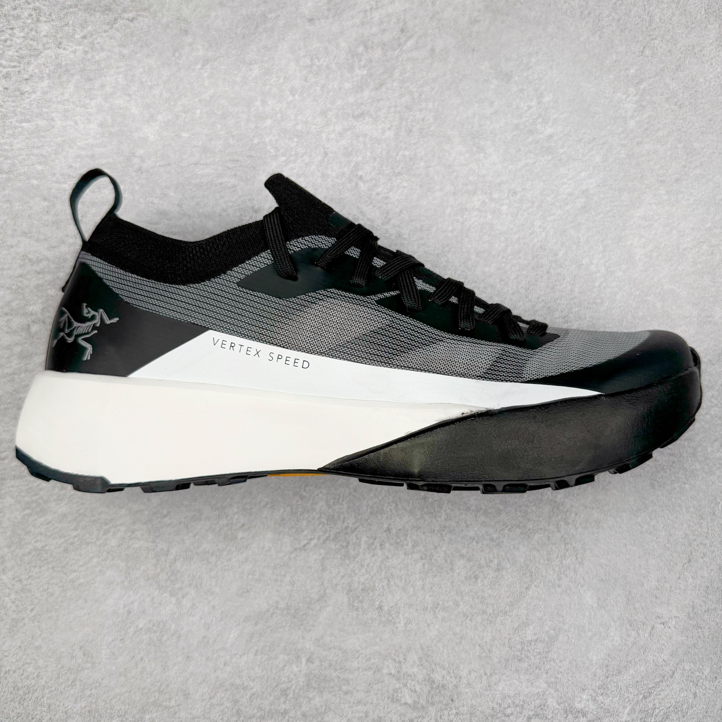 ＃HP Arcteryx Vertex Speed 始祖鸟柔软舒适防滑耐磨低帮越野跑步鞋 Arcteryx中文名始祖鸟 加拿大户外服饰品牌 1989年创立于加拿大温哥华 始祖鸟来自加拿大海岸山脉 植根高山的专业户外品牌 始终秉承对精湛设计和工艺孜孜以求的准则 从1989年创立至今 Arcteryx始终不断在产品设计与做工上不惜工本 以满足始祖鸟的标准 品质、设计以及精简的理念造就了其良好的性能 并能满足严苛环境下的使用需求 尺码：36 37 38 39 40-选品中心