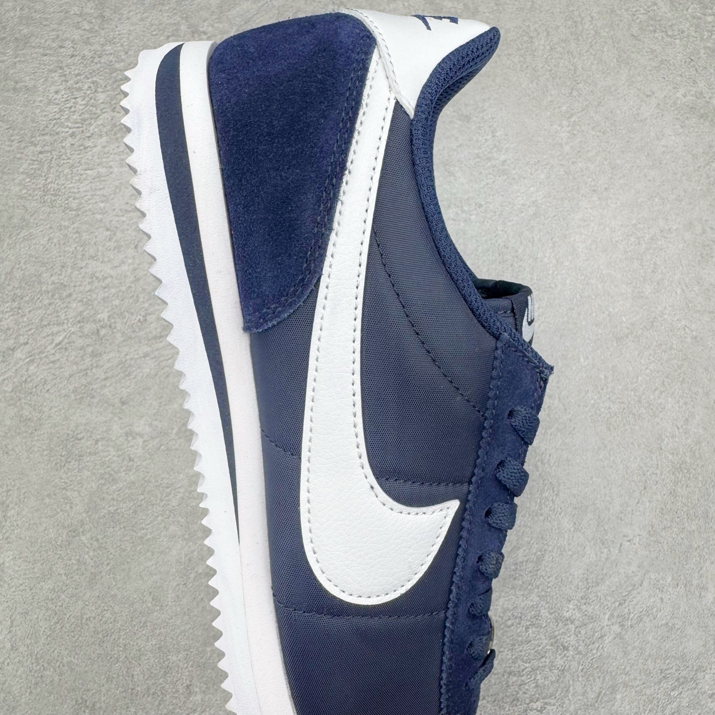 图片[6]-＃JC纯原 NK Classic Cortez Leather 阿甘复古初代皮革慢跑鞋 HF0263-400 实体平台指令订单 全套原纸板楦头开发 原厂数据大底磨具 一比一鞋头弧度高度鞋身弧度 细节品控鞋型随意对比 正确烫金高频细节 公司级标准检验QC 区分市面一切版本 完美复刻阿甘复古鞋型 尺码：35.5 36 36.5 37.5 38 38.5 39 40 40.5 41 42 42.5 43 44 45-选品中心