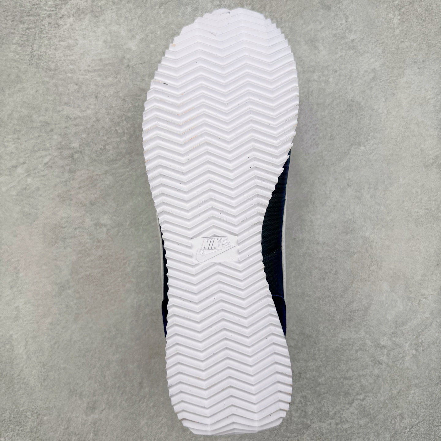 图片[9]-＃JC纯原 NK Classic Cortez Leather 阿甘复古初代皮革慢跑鞋 HF0263-400 实体平台指令订单 全套原纸板楦头开发 原厂数据大底磨具 一比一鞋头弧度高度鞋身弧度 细节品控鞋型随意对比 正确烫金高频细节 公司级标准检验QC 区分市面一切版本 完美复刻阿甘复古鞋型 尺码：35.5 36 36.5 37.5 38 38.5 39 40 40.5 41 42 42.5 43 44 45-选品中心