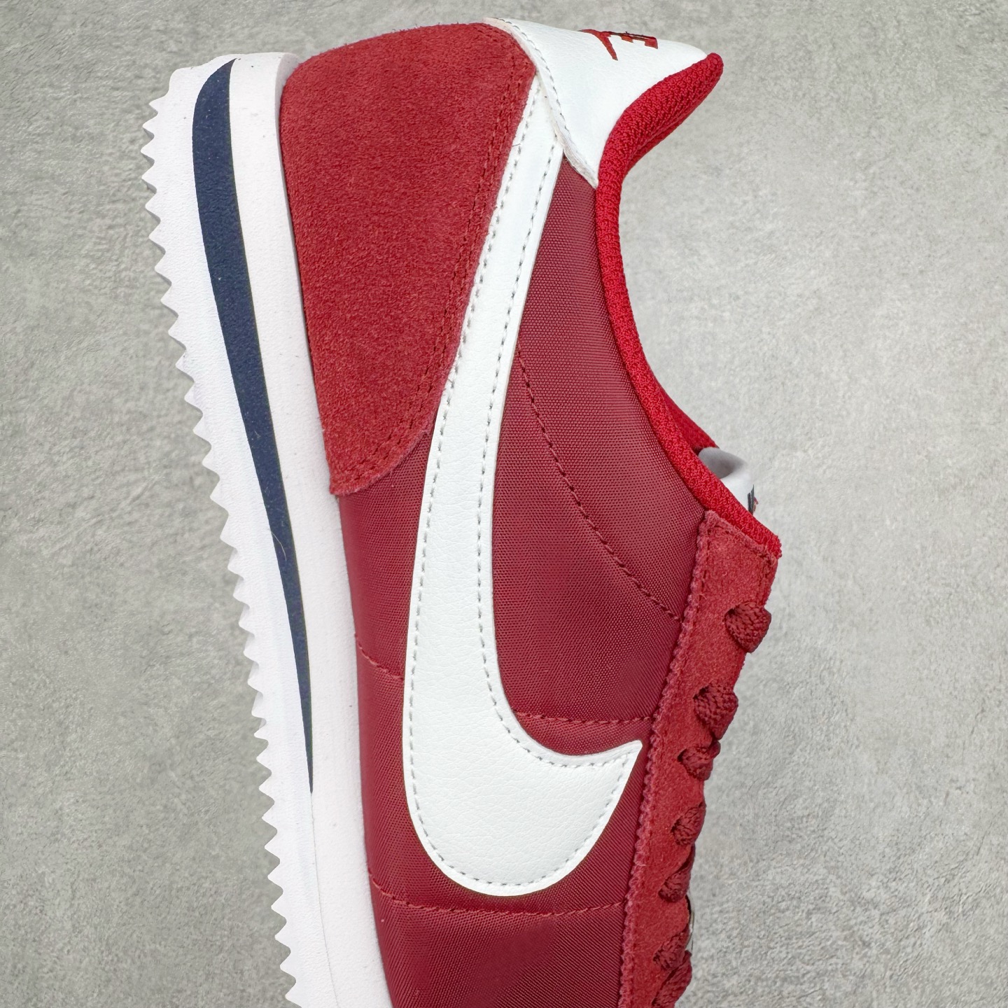 图片[6]-＃JC纯原 NK Classic Cortez Leather 阿甘复古初代皮革慢跑鞋 DZ2795-600 实体平台指令订单 全套原纸板楦头开发 原厂数据大底磨具 一比一鞋头弧度高度鞋身弧度 细节品控鞋型随意对比 正确烫金高频细节 公司级标准检验QC 区分市面一切版本 完美复刻阿甘复古鞋型 尺码：35.5 36 36.5 37.5 38 38.5 39 40 40.5 41 42 42.5 43 44 45-选品中心