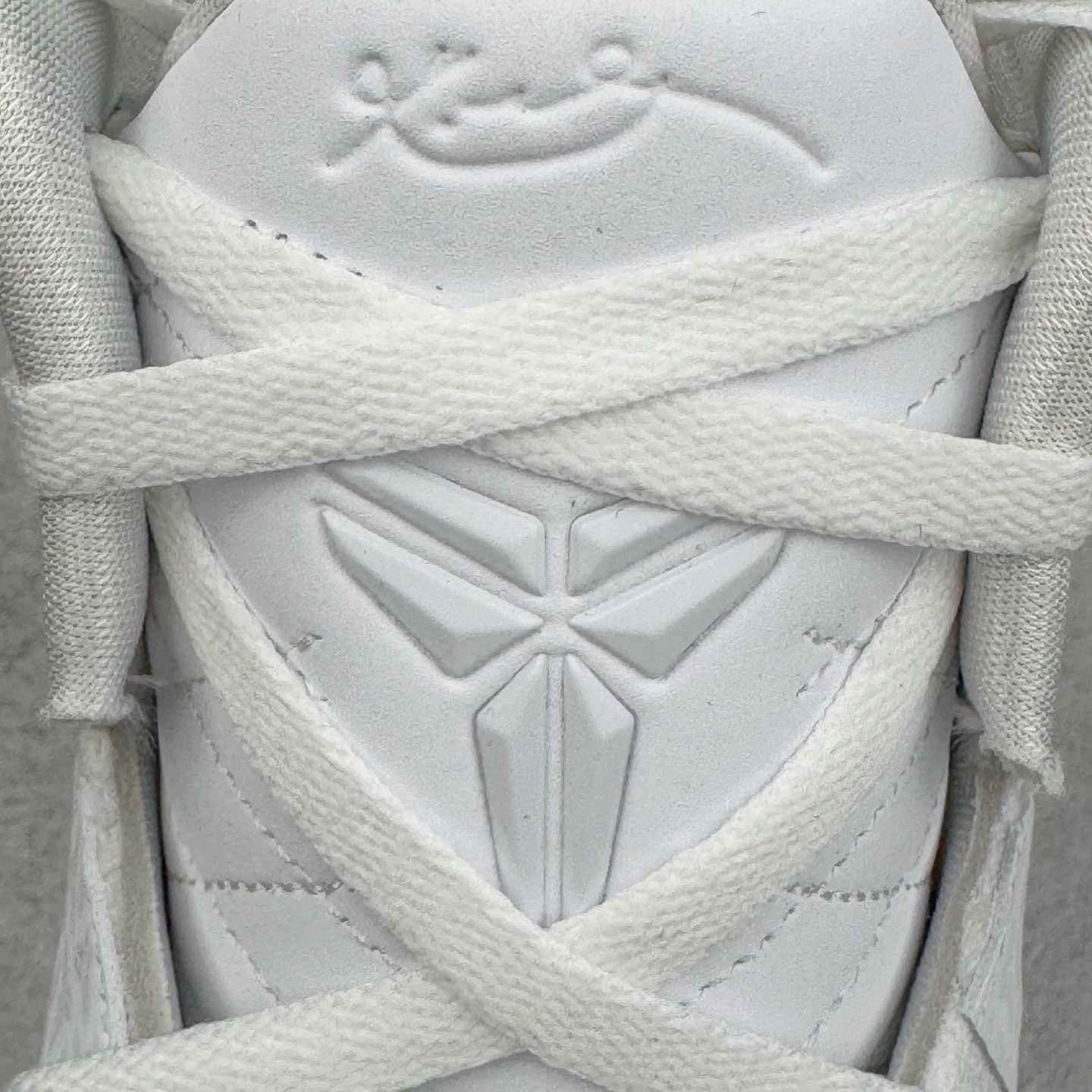 图片[12]-＃灭世纯原 NK KOBE 9 ELITE PROTRO \\\”HALO\\\” 科比9代精英高帮 纯白 FZ7335-100 2025曼巴年🐍重磅新品 市场最强科比9代精英版 独家出货 ✅原楦打造灵动版型 鞋头➕腰身➕后跟 360°无死角 ✅原厂工艺3层立体编织flyknit鞋面 厚度同步ZP吊打市场“纯原” ✅原厂碳板加持 立体感区分市场货品 ✅区分市场货品🌪过验级拉帮细节 ✅内置全新复刻版中底鞋垫 REACT缓震 密度增加抗衰减 ✅针对海外市场增加 47.5 满足精英选手实战需求 最强科9 灭世制造 用实力让情怀落地 👊🏻 实拍调校N版已经零色差零失真 百分百还原实物色彩所见即所得 不存在货不对板色差等低级问题 选购参考实物拍摄 不混卖不参货 只用心做好货严格选品 承诺混一赔十 尺码：39 40 40.5 41 42 42.5 43 44 44.5 45 46 47.5-选品中心