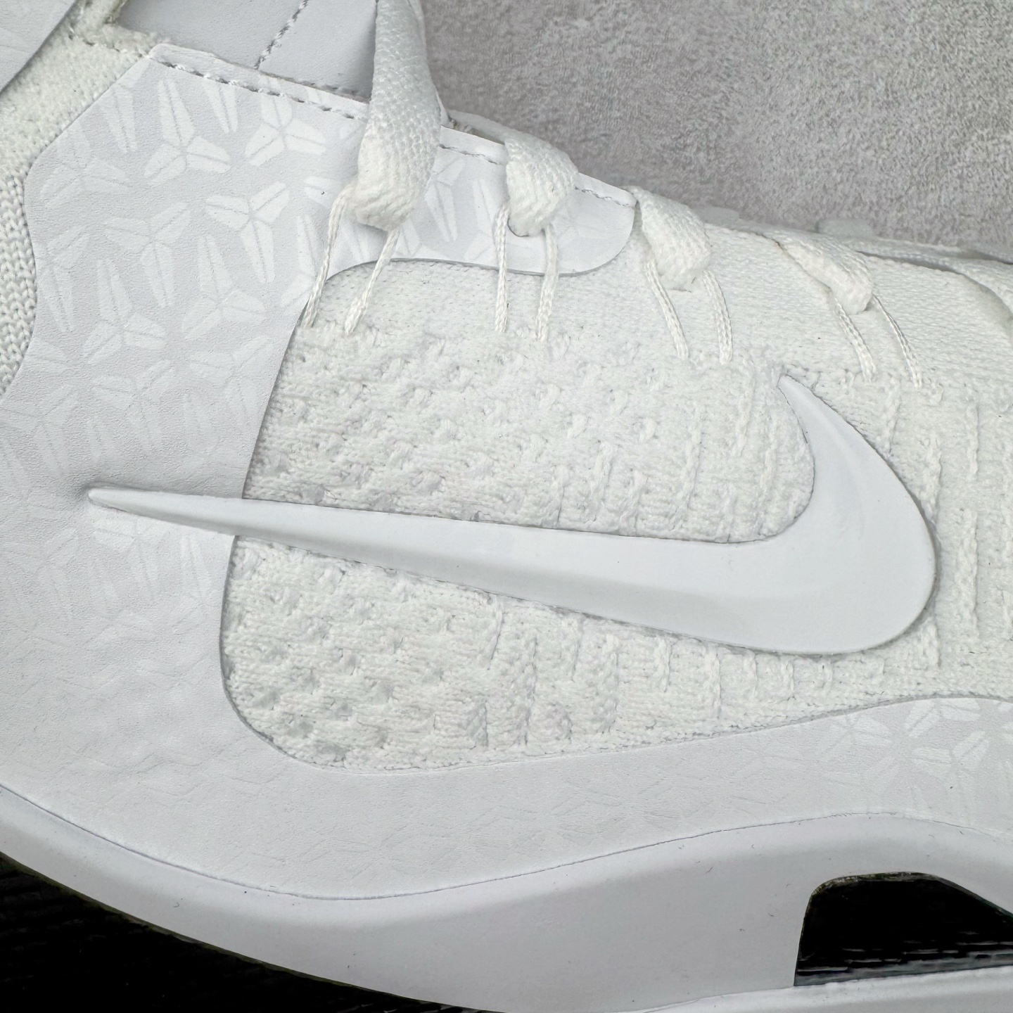 图片[14]-＃灭世纯原 NK KOBE 9 ELITE PROTRO \\\”HALO\\\” 科比9代精英高帮 纯白 FZ7335-100 2025曼巴年🐍重磅新品 市场最强科比9代精英版 独家出货 ✅原楦打造灵动版型 鞋头➕腰身➕后跟 360°无死角 ✅原厂工艺3层立体编织flyknit鞋面 厚度同步ZP吊打市场“纯原” ✅原厂碳板加持 立体感区分市场货品 ✅区分市场货品🌪过验级拉帮细节 ✅内置全新复刻版中底鞋垫 REACT缓震 密度增加抗衰减 ✅针对海外市场增加 47.5 满足精英选手实战需求 最强科9 灭世制造 用实力让情怀落地 👊🏻 实拍调校N版已经零色差零失真 百分百还原实物色彩所见即所得 不存在货不对板色差等低级问题 选购参考实物拍摄 不混卖不参货 只用心做好货严格选品 承诺混一赔十 尺码：39 40 40.5 41 42 42.5 43 44 44.5 45 46 47.5-选品中心