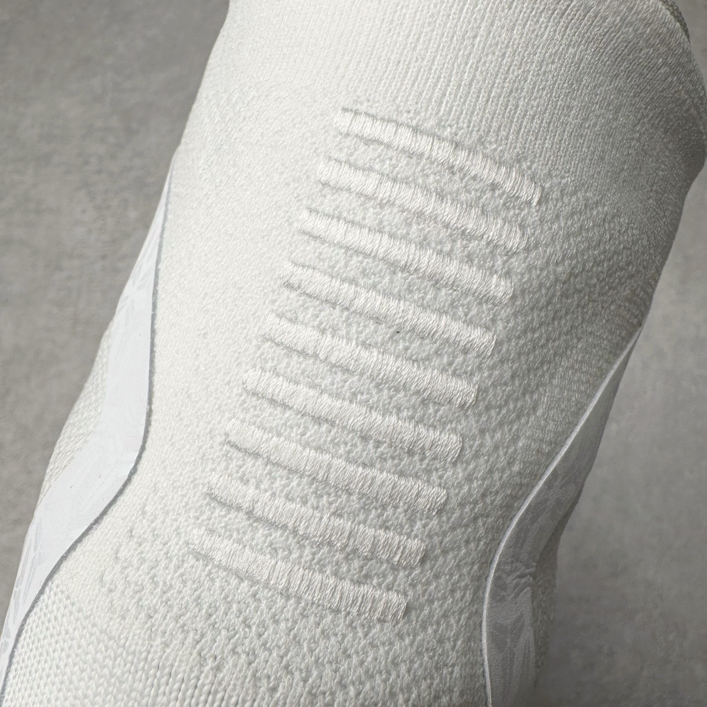 图片[17]-＃灭世纯原 NK KOBE 9 ELITE PROTRO \\\”HALO\\\” 科比9代精英高帮 纯白 FZ7335-100 2025曼巴年🐍重磅新品 市场最强科比9代精英版 独家出货 ✅原楦打造灵动版型 鞋头➕腰身➕后跟 360°无死角 ✅原厂工艺3层立体编织flyknit鞋面 厚度同步ZP吊打市场“纯原” ✅原厂碳板加持 立体感区分市场货品 ✅区分市场货品🌪过验级拉帮细节 ✅内置全新复刻版中底鞋垫 REACT缓震 密度增加抗衰减 ✅针对海外市场增加 47.5 满足精英选手实战需求 最强科9 灭世制造 用实力让情怀落地 👊🏻 实拍调校N版已经零色差零失真 百分百还原实物色彩所见即所得 不存在货不对板色差等低级问题 选购参考实物拍摄 不混卖不参货 只用心做好货严格选品 承诺混一赔十 尺码：39 40 40.5 41 42 42.5 43 44 44.5 45 46 47.5-选品中心