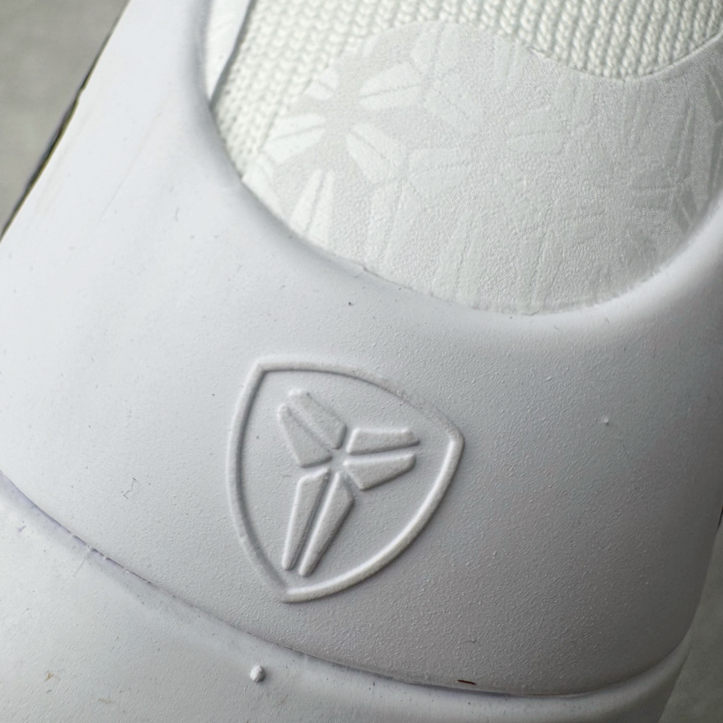 图片[16]-＃灭世纯原 NK KOBE 9 ELITE PROTRO \\\”HALO\\\” 科比9代精英高帮 纯白 FZ7335-100 2025曼巴年🐍重磅新品 市场最强科比9代精英版 独家出货 ✅原楦打造灵动版型 鞋头➕腰身➕后跟 360°无死角 ✅原厂工艺3层立体编织flyknit鞋面 厚度同步ZP吊打市场“纯原” ✅原厂碳板加持 立体感区分市场货品 ✅区分市场货品🌪过验级拉帮细节 ✅内置全新复刻版中底鞋垫 REACT缓震 密度增加抗衰减 ✅针对海外市场增加 47.5 满足精英选手实战需求 最强科9 灭世制造 用实力让情怀落地 👊🏻 实拍调校N版已经零色差零失真 百分百还原实物色彩所见即所得 不存在货不对板色差等低级问题 选购参考实物拍摄 不混卖不参货 只用心做好货严格选品 承诺混一赔十 尺码：39 40 40.5 41 42 42.5 43 44 44.5 45 46 47.5-选品中心