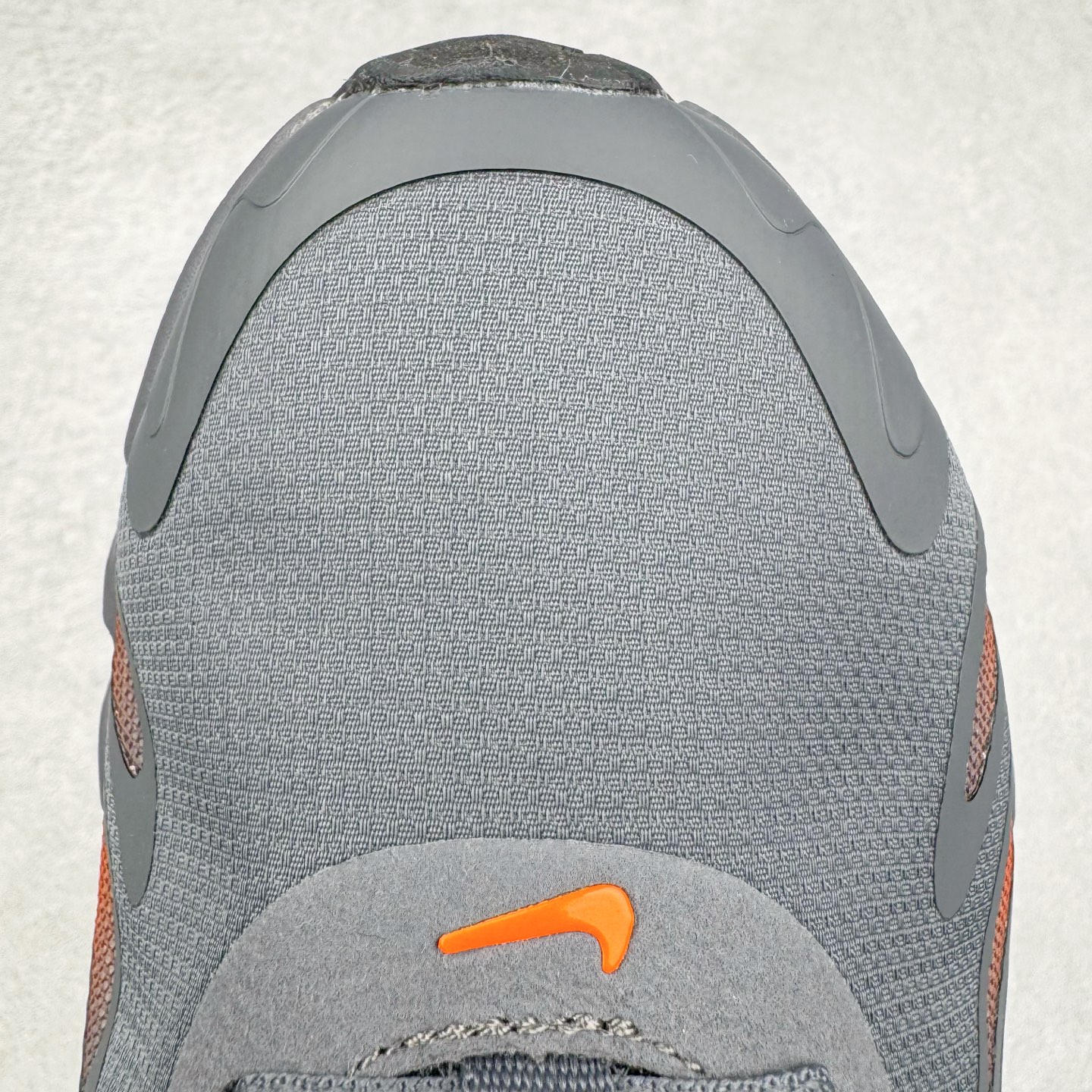 图片[12]-NK Air Max DN8 全掌科技气垫缓震运动跑鞋 FQ7860-011 DN8的核心亮点在于其八腔气垫结构 根据不同部位设定的气压值专为行走设计 提供卓越的舒适感 鞋面的设计让人联想到上世纪90年代末至2000年代初的多款Air Max 中底上系列圆形孔洞引发了热议 不少人将其与竞争品牌的缓震技术进行比较 例如K-SWISS 2010年代初推出的Tubes技 及以多孔鞋底闻名的品牌 尺码：36 36.5 37.5 38 38.5 39 40 40.5 41 42 42.5 43 44 44.5 45-选品中心