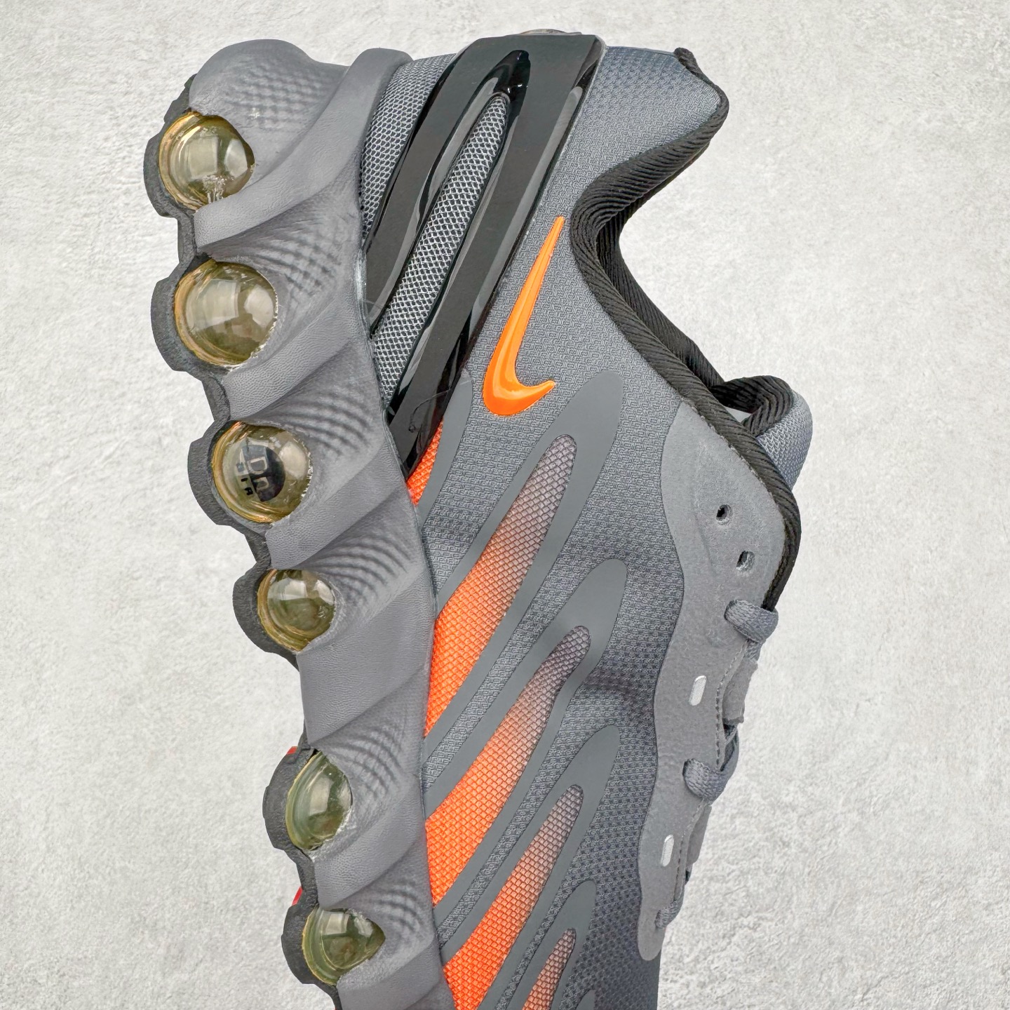 图片[6]-NK Air Max DN8 全掌科技气垫缓震运动跑鞋 FQ7860-011 DN8的核心亮点在于其八腔气垫结构 根据不同部位设定的气压值专为行走设计 提供卓越的舒适感 鞋面的设计让人联想到上世纪90年代末至2000年代初的多款Air Max 中底上系列圆形孔洞引发了热议 不少人将其与竞争品牌的缓震技术进行比较 例如K-SWISS 2010年代初推出的Tubes技 及以多孔鞋底闻名的品牌 尺码：36 36.5 37.5 38 38.5 39 40 40.5 41 42 42.5 43 44 44.5 45-选品中心