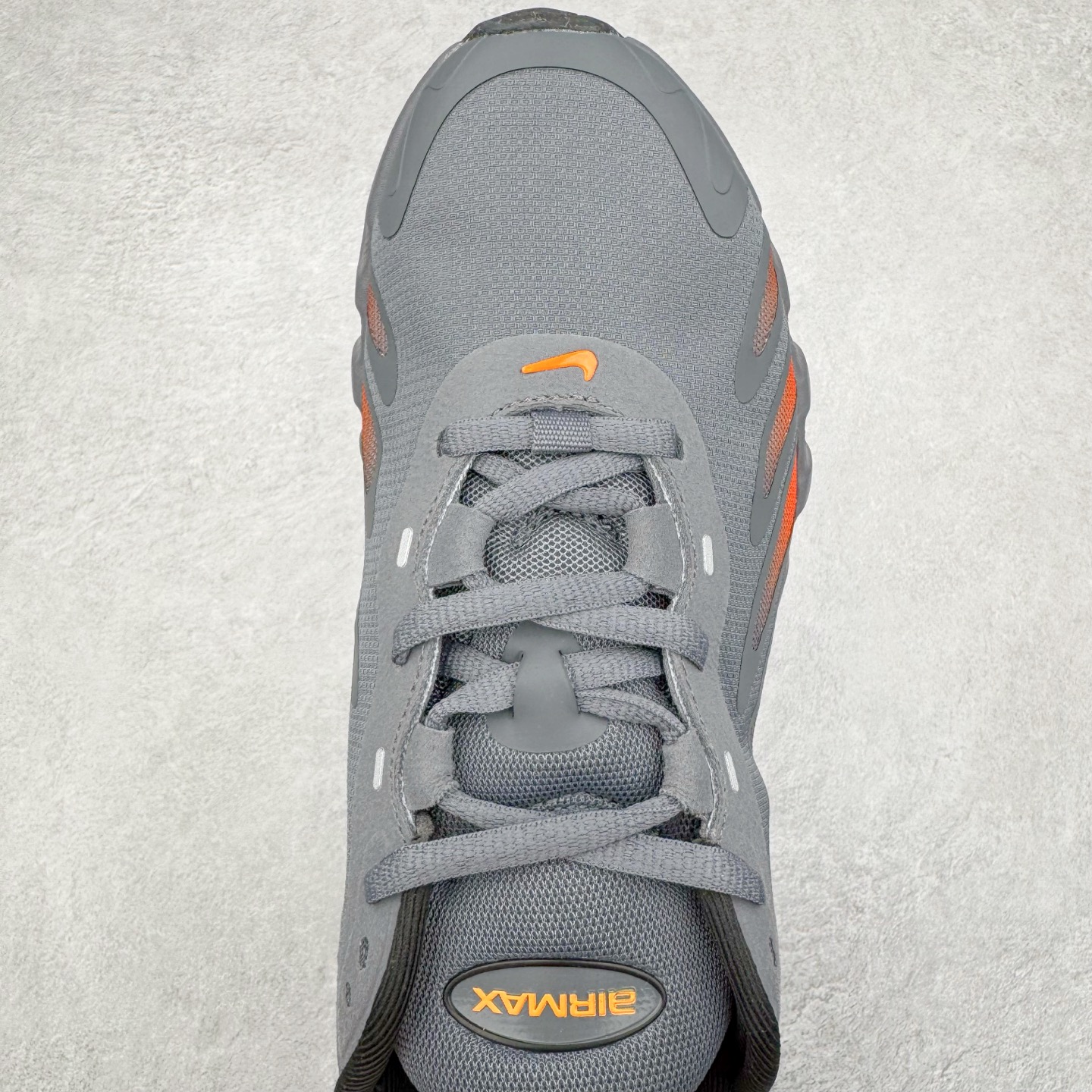 图片[4]-NK Air Max DN8 全掌科技气垫缓震运动跑鞋 FQ7860-011 DN8的核心亮点在于其八腔气垫结构 根据不同部位设定的气压值专为行走设计 提供卓越的舒适感 鞋面的设计让人联想到上世纪90年代末至2000年代初的多款Air Max 中底上系列圆形孔洞引发了热议 不少人将其与竞争品牌的缓震技术进行比较 例如K-SWISS 2010年代初推出的Tubes技 及以多孔鞋底闻名的品牌 尺码：36 36.5 37.5 38 38.5 39 40 40.5 41 42 42.5 43 44 44.5 45-选品中心