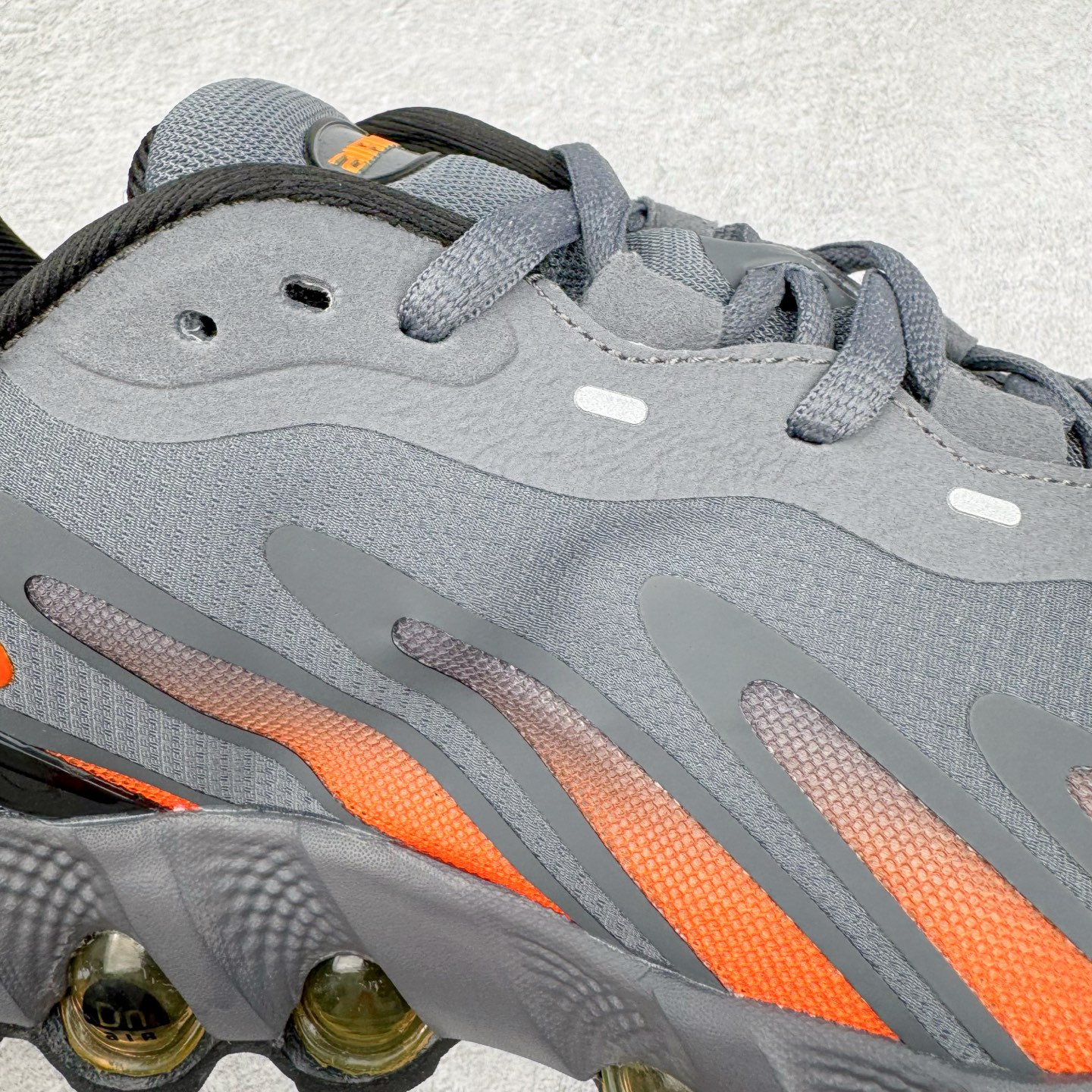 图片[13]-NK Air Max DN8 全掌科技气垫缓震运动跑鞋 FQ7860-011 DN8的核心亮点在于其八腔气垫结构 根据不同部位设定的气压值专为行走设计 提供卓越的舒适感 鞋面的设计让人联想到上世纪90年代末至2000年代初的多款Air Max 中底上系列圆形孔洞引发了热议 不少人将其与竞争品牌的缓震技术进行比较 例如K-SWISS 2010年代初推出的Tubes技 及以多孔鞋底闻名的品牌 尺码：36 36.5 37.5 38 38.5 39 40 40.5 41 42 42.5 43 44 44.5 45-选品中心