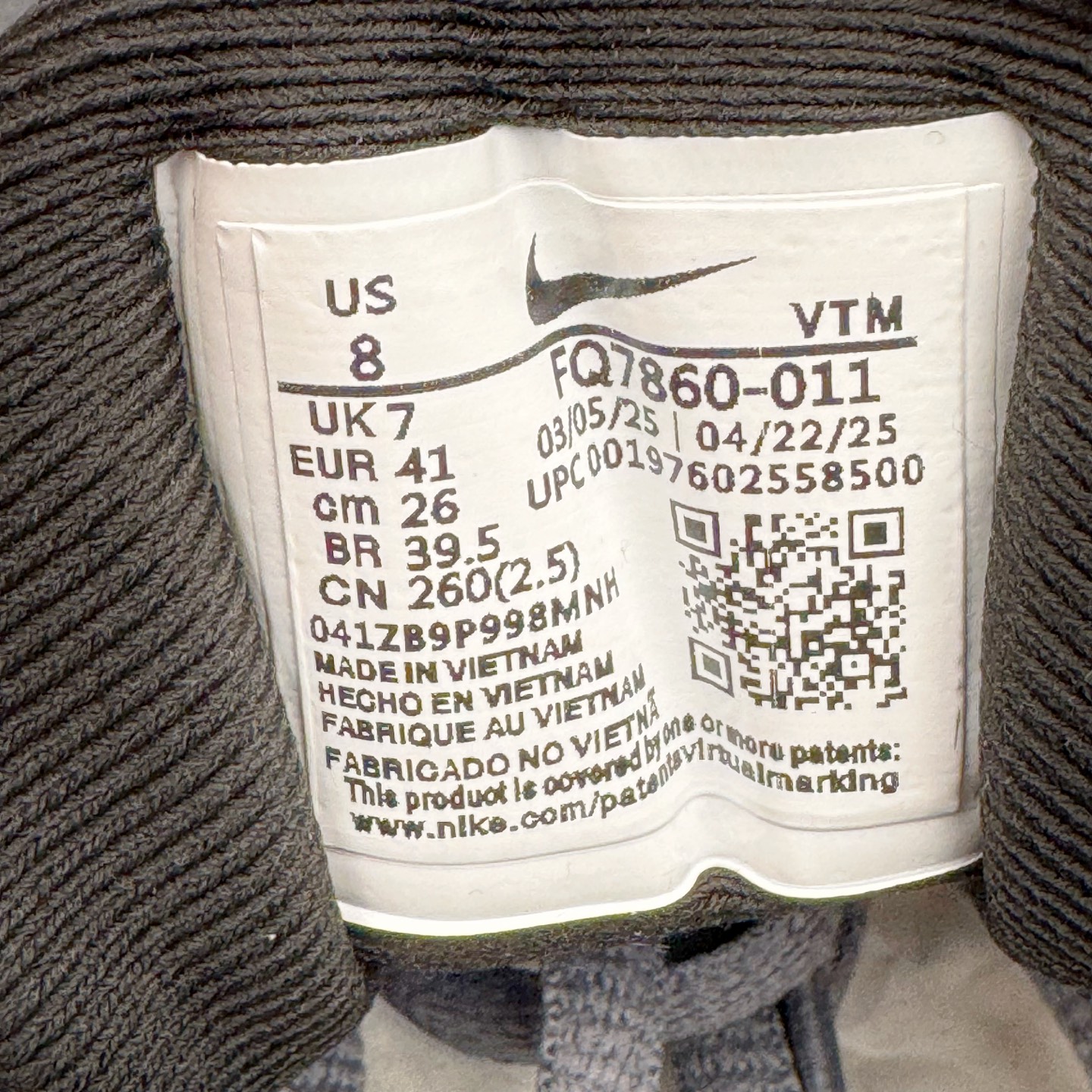 图片[10]-NK Air Max DN8 全掌科技气垫缓震运动跑鞋 FQ7860-011 DN8的核心亮点在于其八腔气垫结构 根据不同部位设定的气压值专为行走设计 提供卓越的舒适感 鞋面的设计让人联想到上世纪90年代末至2000年代初的多款Air Max 中底上系列圆形孔洞引发了热议 不少人将其与竞争品牌的缓震技术进行比较 例如K-SWISS 2010年代初推出的Tubes技 及以多孔鞋底闻名的品牌 尺码：36 36.5 37.5 38 38.5 39 40 40.5 41 42 42.5 43 44 44.5 45-选品中心