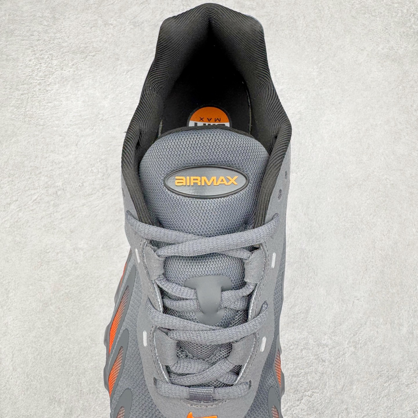 图片[5]-NK Air Max DN8 全掌科技气垫缓震运动跑鞋 FQ7860-011 DN8的核心亮点在于其八腔气垫结构 根据不同部位设定的气压值专为行走设计 提供卓越的舒适感 鞋面的设计让人联想到上世纪90年代末至2000年代初的多款Air Max 中底上系列圆形孔洞引发了热议 不少人将其与竞争品牌的缓震技术进行比较 例如K-SWISS 2010年代初推出的Tubes技 及以多孔鞋底闻名的品牌 尺码：36 36.5 37.5 38 38.5 39 40 40.5 41 42 42.5 43 44 44.5 45-选品中心