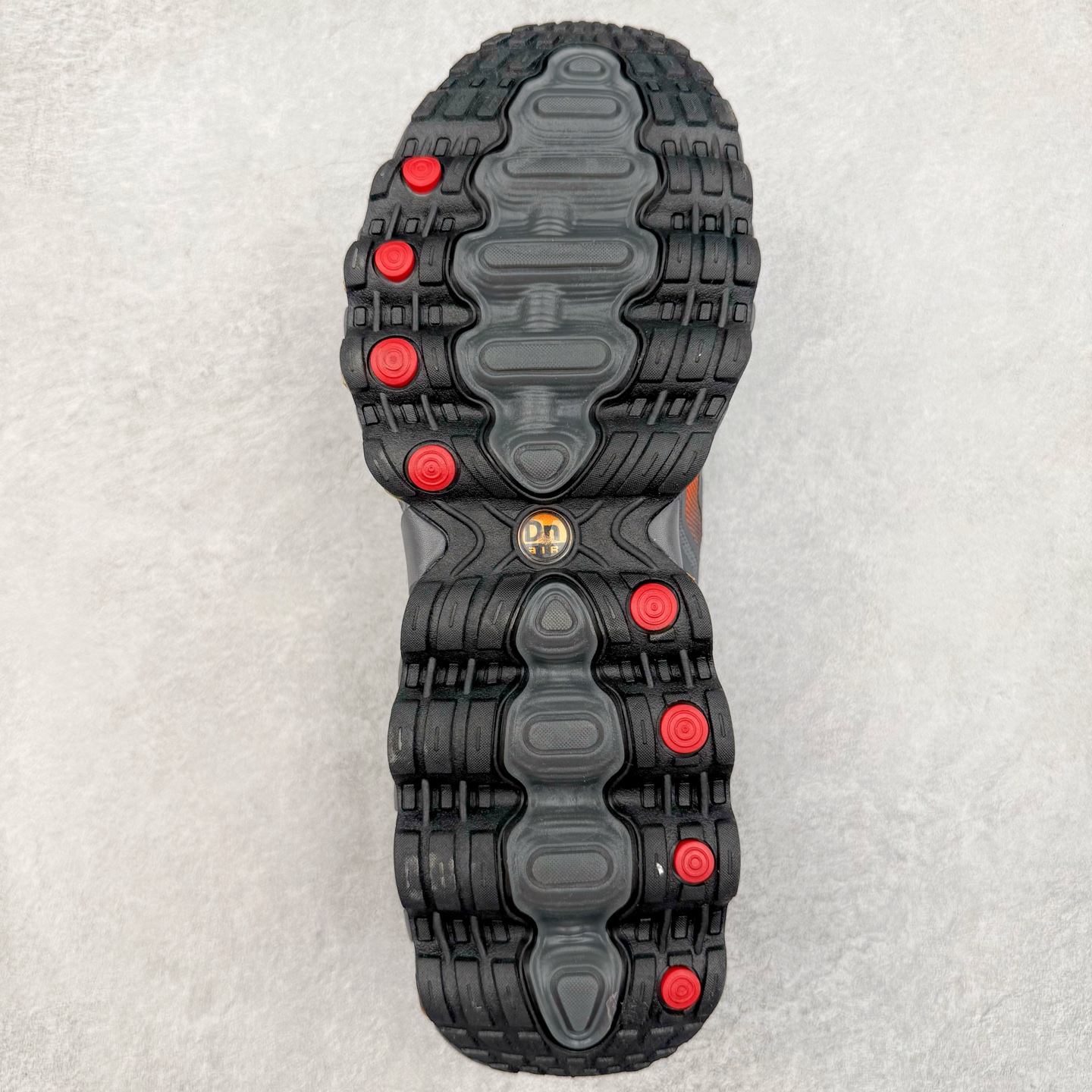 图片[9]-NK Air Max DN8 全掌科技气垫缓震运动跑鞋 FQ7860-011 DN8的核心亮点在于其八腔气垫结构 根据不同部位设定的气压值专为行走设计 提供卓越的舒适感 鞋面的设计让人联想到上世纪90年代末至2000年代初的多款Air Max 中底上系列圆形孔洞引发了热议 不少人将其与竞争品牌的缓震技术进行比较 例如K-SWISS 2010年代初推出的Tubes技 及以多孔鞋底闻名的品牌 尺码：36 36.5 37.5 38 38.5 39 40 40.5 41 42 42.5 43 44 44.5 45-选品中心