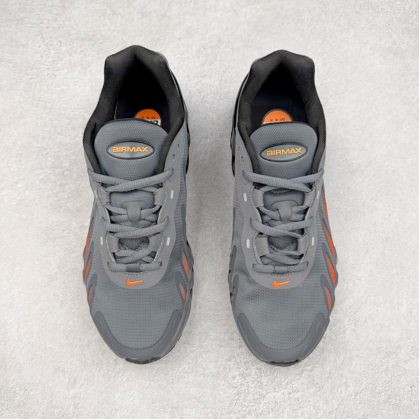 图片[2]-NK Air Max DN8 全掌科技气垫缓震运动跑鞋 FQ7860-011 DN8的核心亮点在于其八腔气垫结构 根据不同部位设定的气压值专为行走设计 提供卓越的舒适感 鞋面的设计让人联想到上世纪90年代末至2000年代初的多款Air Max 中底上系列圆形孔洞引发了热议 不少人将其与竞争品牌的缓震技术进行比较 例如K-SWISS 2010年代初推出的Tubes技 及以多孔鞋底闻名的品牌 尺码：36 36.5 37.5 38 38.5 39 40 40.5 41 42 42.5 43 44 44.5 45-选品中心