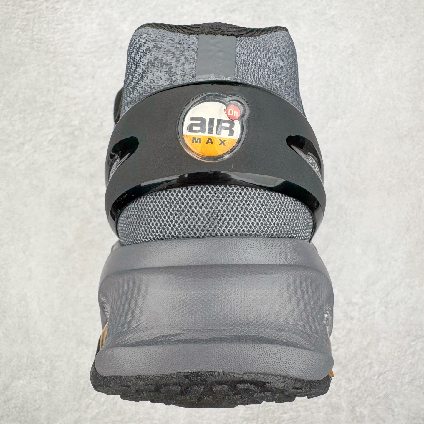 图片[8]-NK Air Max DN8 全掌科技气垫缓震运动跑鞋 FQ7860-011 DN8的核心亮点在于其八腔气垫结构 根据不同部位设定的气压值专为行走设计 提供卓越的舒适感 鞋面的设计让人联想到上世纪90年代末至2000年代初的多款Air Max 中底上系列圆形孔洞引发了热议 不少人将其与竞争品牌的缓震技术进行比较 例如K-SWISS 2010年代初推出的Tubes技 及以多孔鞋底闻名的品牌 尺码：36 36.5 37.5 38 38.5 39 40 40.5 41 42 42.5 43 44 44.5 45-选品中心