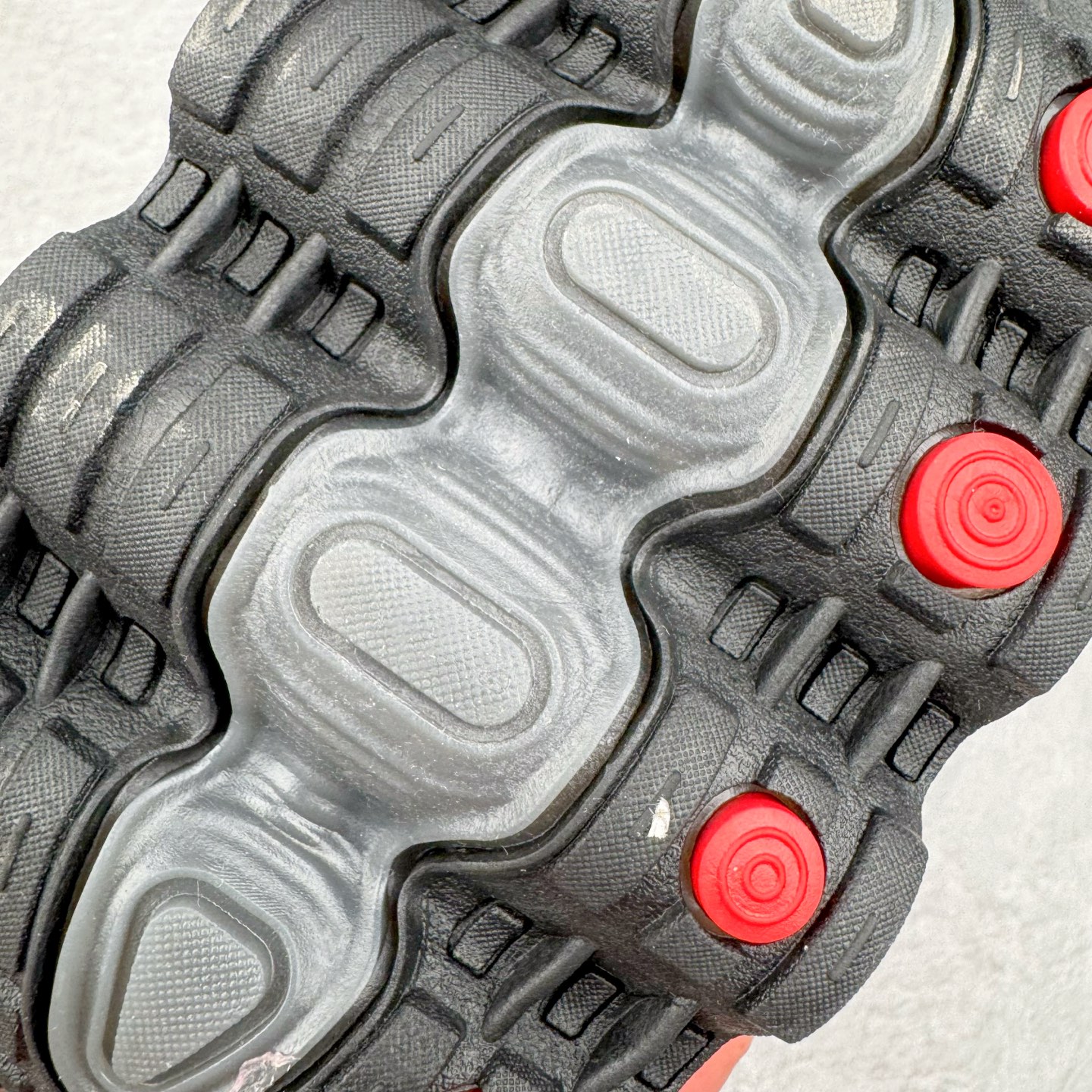 图片[15]-NK Air Max DN8 全掌科技气垫缓震运动跑鞋 FQ7860-011 DN8的核心亮点在于其八腔气垫结构 根据不同部位设定的气压值专为行走设计 提供卓越的舒适感 鞋面的设计让人联想到上世纪90年代末至2000年代初的多款Air Max 中底上系列圆形孔洞引发了热议 不少人将其与竞争品牌的缓震技术进行比较 例如K-SWISS 2010年代初推出的Tubes技 及以多孔鞋底闻名的品牌 尺码：36 36.5 37.5 38 38.5 39 40 40.5 41 42 42.5 43 44 44.5 45-选品中心