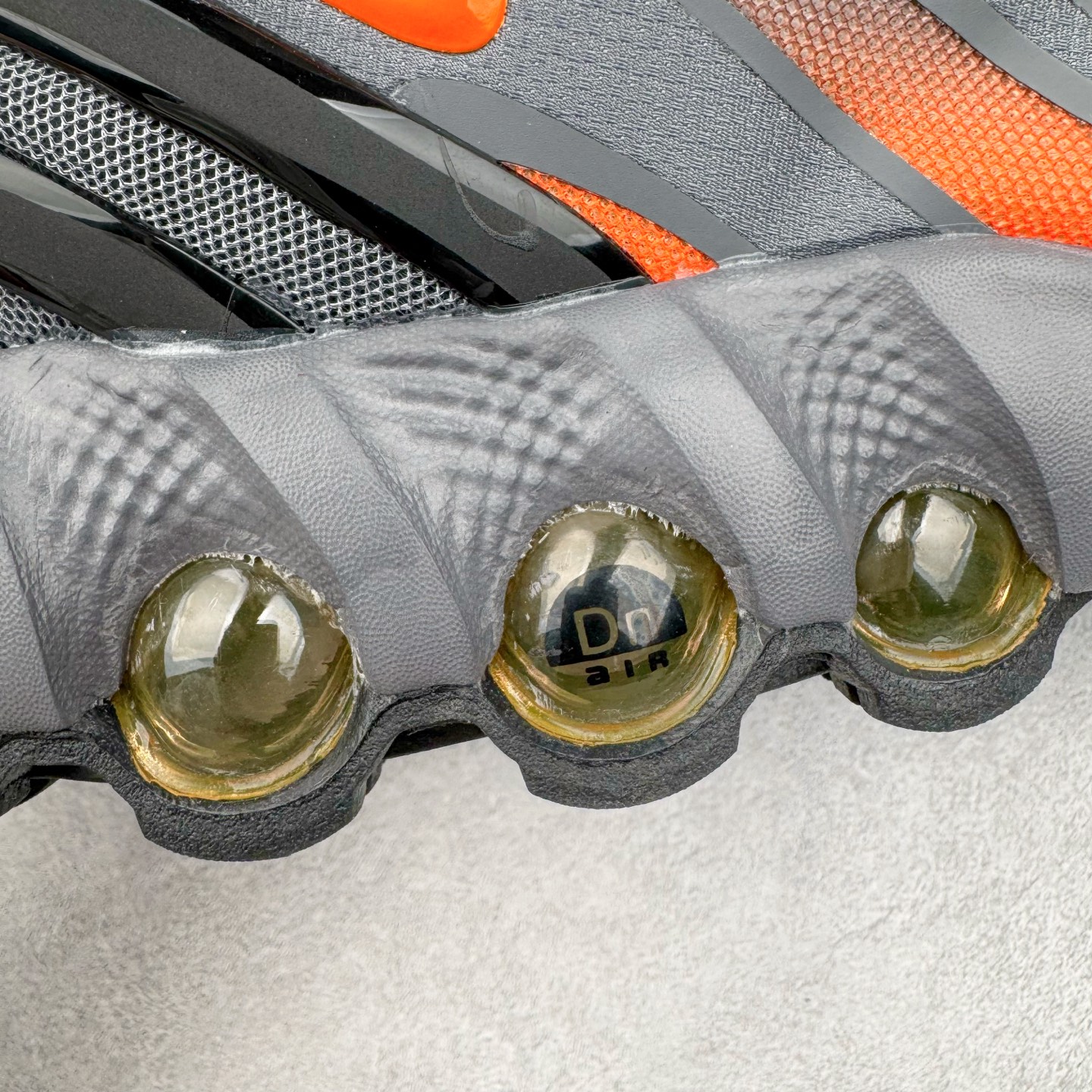 图片[14]-NK Air Max DN8 全掌科技气垫缓震运动跑鞋 FQ7860-011 DN8的核心亮点在于其八腔气垫结构 根据不同部位设定的气压值专为行走设计 提供卓越的舒适感 鞋面的设计让人联想到上世纪90年代末至2000年代初的多款Air Max 中底上系列圆形孔洞引发了热议 不少人将其与竞争品牌的缓震技术进行比较 例如K-SWISS 2010年代初推出的Tubes技 及以多孔鞋底闻名的品牌 尺码：36 36.5 37.5 38 38.5 39 40 40.5 41 42 42.5 43 44 44.5 45-选品中心