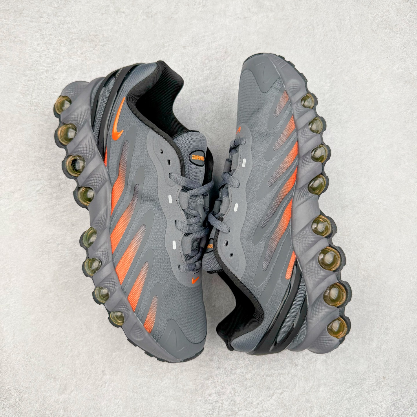 图片[3]-NK Air Max DN8 全掌科技气垫缓震运动跑鞋 FQ7860-011 DN8的核心亮点在于其八腔气垫结构 根据不同部位设定的气压值专为行走设计 提供卓越的舒适感 鞋面的设计让人联想到上世纪90年代末至2000年代初的多款Air Max 中底上系列圆形孔洞引发了热议 不少人将其与竞争品牌的缓震技术进行比较 例如K-SWISS 2010年代初推出的Tubes技 及以多孔鞋底闻名的品牌 尺码：36 36.5 37.5 38 38.5 39 40 40.5 41 42 42.5 43 44 44.5 45-选品中心