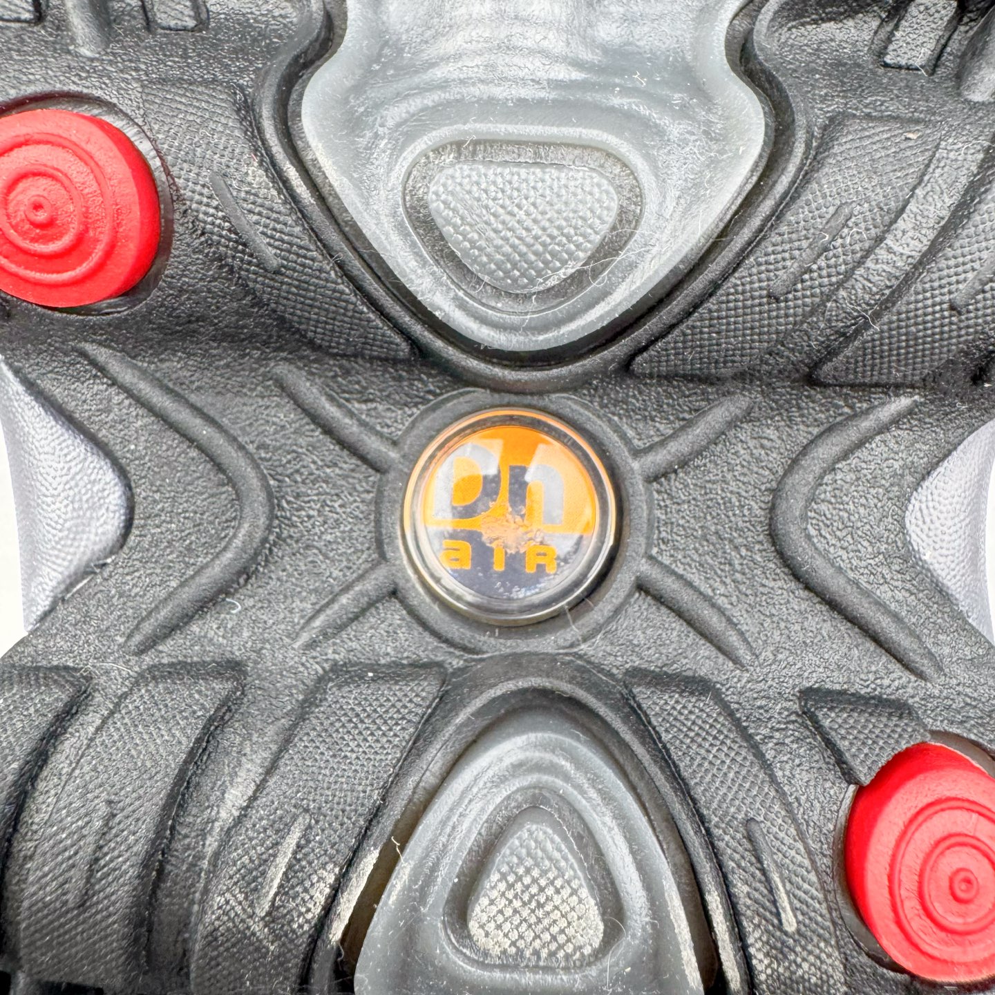 图片[16]-NK Air Max DN8 全掌科技气垫缓震运动跑鞋 FQ7860-011 DN8的核心亮点在于其八腔气垫结构 根据不同部位设定的气压值专为行走设计 提供卓越的舒适感 鞋面的设计让人联想到上世纪90年代末至2000年代初的多款Air Max 中底上系列圆形孔洞引发了热议 不少人将其与竞争品牌的缓震技术进行比较 例如K-SWISS 2010年代初推出的Tubes技 及以多孔鞋底闻名的品牌 尺码：36 36.5 37.5 38 38.5 39 40 40.5 41 42 42.5 43 44 44.5 45-选品中心