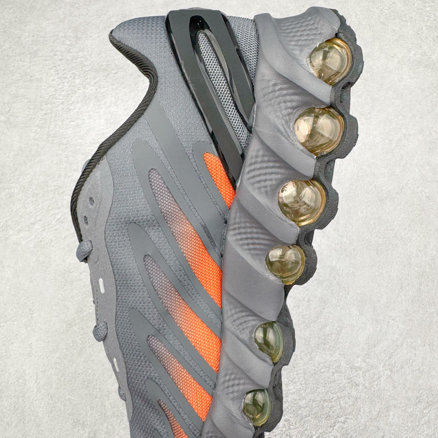 图片[7]-NK Air Max DN8 全掌科技气垫缓震运动跑鞋 FQ7860-011 DN8的核心亮点在于其八腔气垫结构 根据不同部位设定的气压值专为行走设计 提供卓越的舒适感 鞋面的设计让人联想到上世纪90年代末至2000年代初的多款Air Max 中底上系列圆形孔洞引发了热议 不少人将其与竞争品牌的缓震技术进行比较 例如K-SWISS 2010年代初推出的Tubes技 及以多孔鞋底闻名的品牌 尺码：36 36.5 37.5 38 38.5 39 40 40.5 41 42 42.5 43 44 44.5 45-选品中心