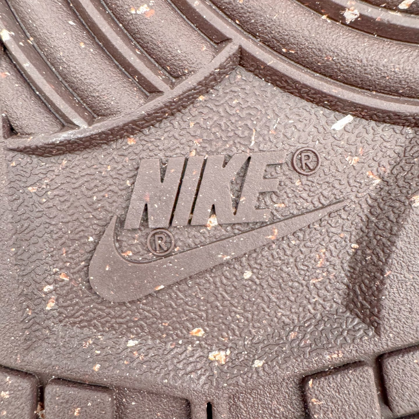 图片[20]-＃YC纯原 NK Dunk Low 复古星潮 HF4292-100 当复古纹理碰撞星空元素，当牛仔星芒点亮荔枝纹星河，叙下足尖漫游时空的星辰诗篇。鞋身采用月岩般温润的米白基底，承载着浅棕渐变泼墨的宇宙轨迹，蓝染牛仔布Swoosh以不规则剪裁撕破次元壁，宛如银河星云。最后用美拉德色系深棕大底完善整体设计，以低饱和美学包裹未来主义灵魂。定制系列天花板 无原鞋不开发 全系列得物原鞋一比一校对开发 配色持续更新中 终端对接 优势输出 全套原厂楦头原纸板数据档案倾力打造 原汁原味莞产 极致还原 圈内最强针车工艺 高端零售指定版 广东原厂配套原盒原标 鞋盒分三个尺码段 原厂冲刀 超高清洁度 全鞋零毛边皮料切割 采用原厂百宏鞋带以及原厂百宏织唛舌标 内标可供原厂几率过验 进口原装条纹中底布 四线拉帮白色点胶 原厂拉帮手法遵循公司 原厂电绣 极致还原 尺码：36 36.5 37.5 38 38.5 39 40 40.5 41 42 42.5 43 44 44.5 45 46-选品中心