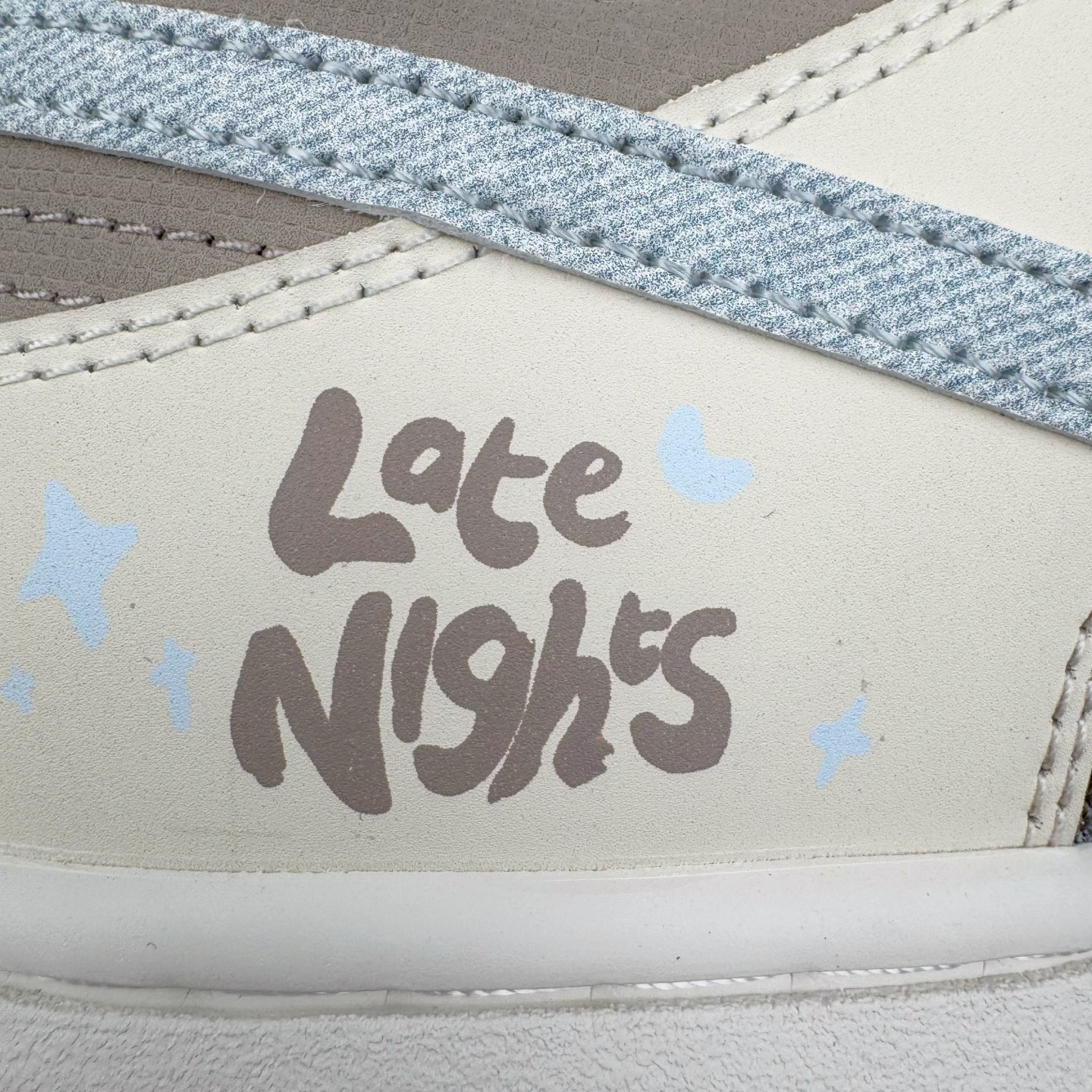 图片[17]-＃YC纯原 NK Dunk Low 复古星潮 HF4292-100 当复古纹理碰撞星空元素，当牛仔星芒点亮荔枝纹星河，叙下足尖漫游时空的星辰诗篇。鞋身采用月岩般温润的米白基底，承载着浅棕渐变泼墨的宇宙轨迹，蓝染牛仔布Swoosh以不规则剪裁撕破次元壁，宛如银河星云。最后用美拉德色系深棕大底完善整体设计，以低饱和美学包裹未来主义灵魂。定制系列天花板 无原鞋不开发 全系列得物原鞋一比一校对开发 配色持续更新中 终端对接 优势输出 全套原厂楦头原纸板数据档案倾力打造 原汁原味莞产 极致还原 圈内最强针车工艺 高端零售指定版 广东原厂配套原盒原标 鞋盒分三个尺码段 原厂冲刀 超高清洁度 全鞋零毛边皮料切割 采用原厂百宏鞋带以及原厂百宏织唛舌标 内标可供原厂几率过验 进口原装条纹中底布 四线拉帮白色点胶 原厂拉帮手法遵循公司 原厂电绣 极致还原 尺码：36 36.5 37.5 38 38.5 39 40 40.5 41 42 42.5 43 44 44.5 45 46-选品中心