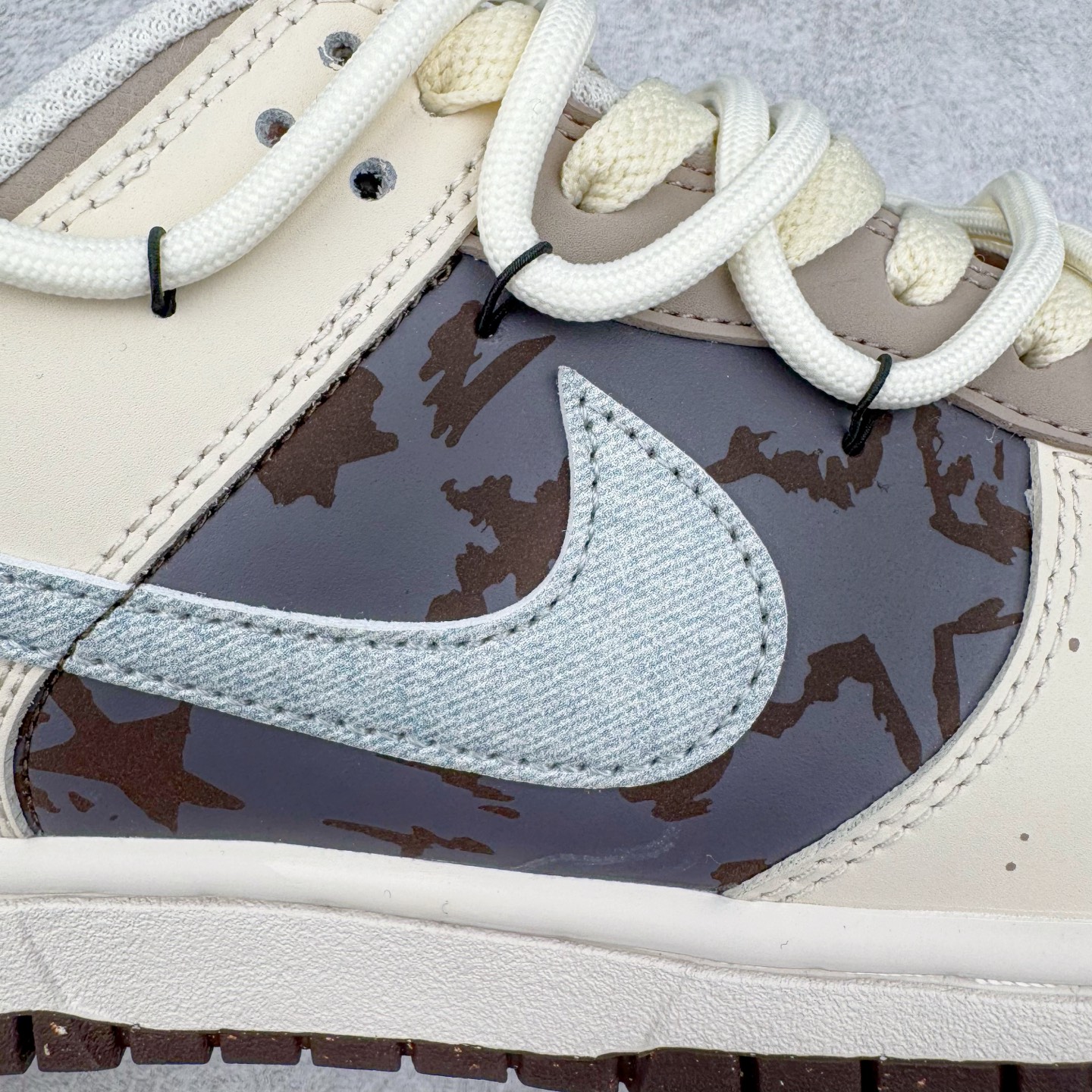 图片[18]-＃YC纯原 NK Dunk Low 复古星潮 HF4292-100 当复古纹理碰撞星空元素，当牛仔星芒点亮荔枝纹星河，叙下足尖漫游时空的星辰诗篇。鞋身采用月岩般温润的米白基底，承载着浅棕渐变泼墨的宇宙轨迹，蓝染牛仔布Swoosh以不规则剪裁撕破次元壁，宛如银河星云。最后用美拉德色系深棕大底完善整体设计，以低饱和美学包裹未来主义灵魂。定制系列天花板 无原鞋不开发 全系列得物原鞋一比一校对开发 配色持续更新中 终端对接 优势输出 全套原厂楦头原纸板数据档案倾力打造 原汁原味莞产 极致还原 圈内最强针车工艺 高端零售指定版 广东原厂配套原盒原标 鞋盒分三个尺码段 原厂冲刀 超高清洁度 全鞋零毛边皮料切割 采用原厂百宏鞋带以及原厂百宏织唛舌标 内标可供原厂几率过验 进口原装条纹中底布 四线拉帮白色点胶 原厂拉帮手法遵循公司 原厂电绣 极致还原 尺码：36 36.5 37.5 38 38.5 39 40 40.5 41 42 42.5 43 44 44.5 45 46-选品中心