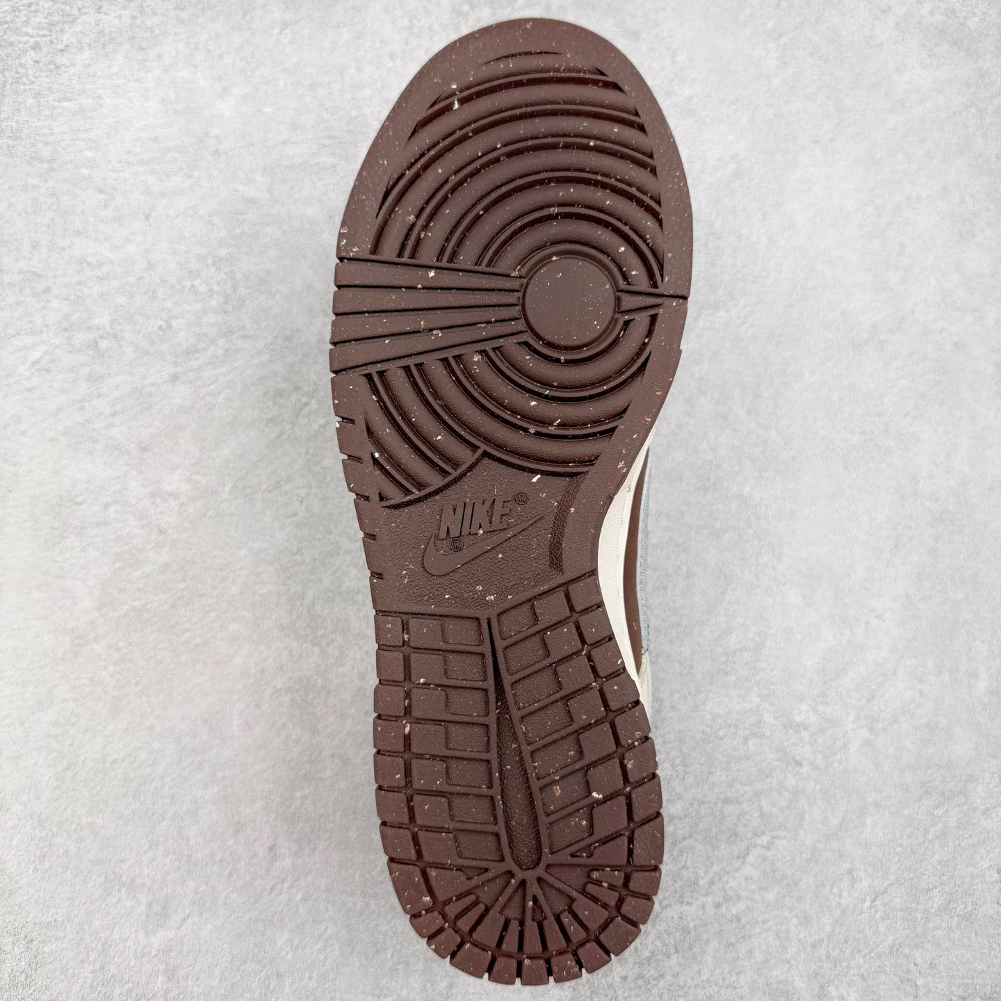 图片[9]-＃YC纯原 NK Dunk Low 复古星潮 HF4292-100 当复古纹理碰撞星空元素，当牛仔星芒点亮荔枝纹星河，叙下足尖漫游时空的星辰诗篇。鞋身采用月岩般温润的米白基底，承载着浅棕渐变泼墨的宇宙轨迹，蓝染牛仔布Swoosh以不规则剪裁撕破次元壁，宛如银河星云。最后用美拉德色系深棕大底完善整体设计，以低饱和美学包裹未来主义灵魂。定制系列天花板 无原鞋不开发 全系列得物原鞋一比一校对开发 配色持续更新中 终端对接 优势输出 全套原厂楦头原纸板数据档案倾力打造 原汁原味莞产 极致还原 圈内最强针车工艺 高端零售指定版 广东原厂配套原盒原标 鞋盒分三个尺码段 原厂冲刀 超高清洁度 全鞋零毛边皮料切割 采用原厂百宏鞋带以及原厂百宏织唛舌标 内标可供原厂几率过验 进口原装条纹中底布 四线拉帮白色点胶 原厂拉帮手法遵循公司 原厂电绣 极致还原 尺码：36 36.5 37.5 38 38.5 39 40 40.5 41 42 42.5 43 44 44.5 45 46-选品中心