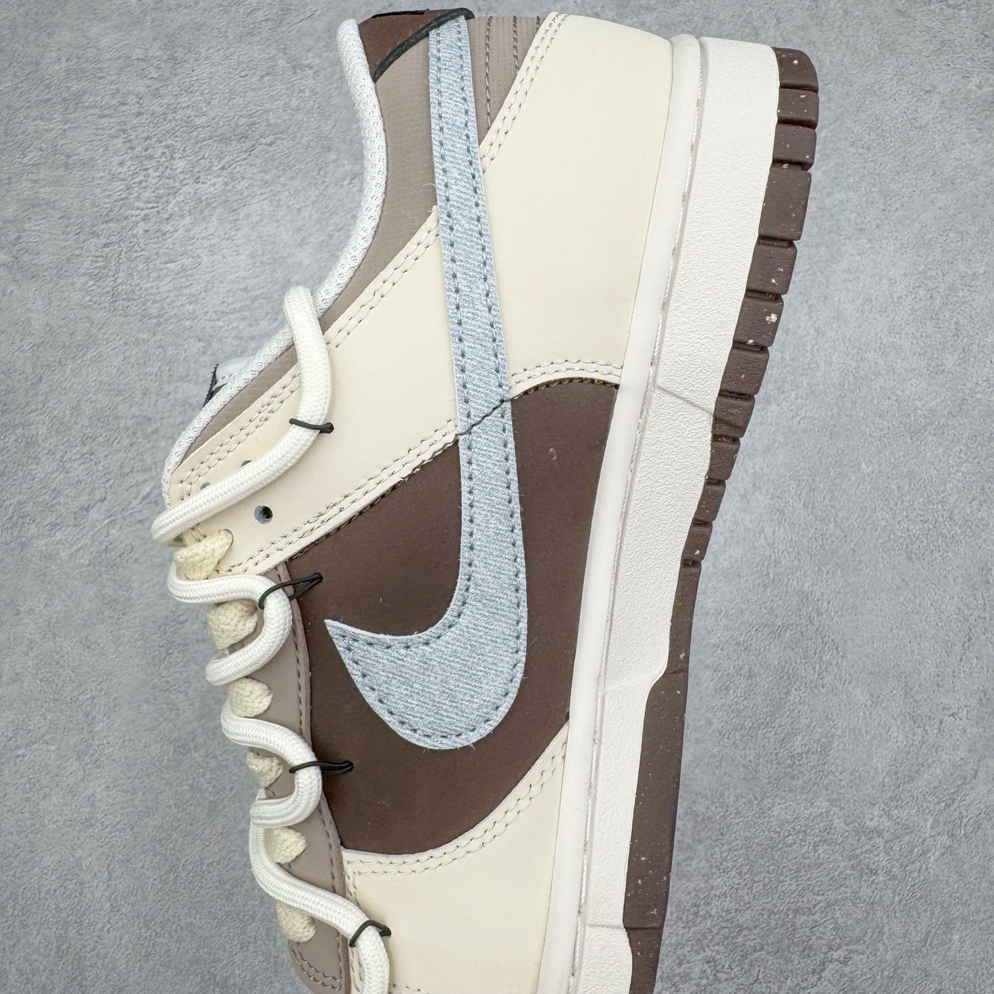 图片[7]-＃YC纯原 NK Dunk Low 复古星潮 HF4292-100 当复古纹理碰撞星空元素，当牛仔星芒点亮荔枝纹星河，叙下足尖漫游时空的星辰诗篇。鞋身采用月岩般温润的米白基底，承载着浅棕渐变泼墨的宇宙轨迹，蓝染牛仔布Swoosh以不规则剪裁撕破次元壁，宛如银河星云。最后用美拉德色系深棕大底完善整体设计，以低饱和美学包裹未来主义灵魂。定制系列天花板 无原鞋不开发 全系列得物原鞋一比一校对开发 配色持续更新中 终端对接 优势输出 全套原厂楦头原纸板数据档案倾力打造 原汁原味莞产 极致还原 圈内最强针车工艺 高端零售指定版 广东原厂配套原盒原标 鞋盒分三个尺码段 原厂冲刀 超高清洁度 全鞋零毛边皮料切割 采用原厂百宏鞋带以及原厂百宏织唛舌标 内标可供原厂几率过验 进口原装条纹中底布 四线拉帮白色点胶 原厂拉帮手法遵循公司 原厂电绣 极致还原 尺码：36 36.5 37.5 38 38.5 39 40 40.5 41 42 42.5 43 44 44.5 45 46-选品中心