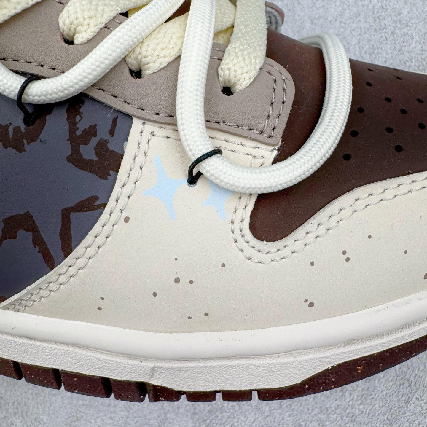 图片[19]-＃YC纯原 NK Dunk Low 复古星潮 HF4292-100 当复古纹理碰撞星空元素，当牛仔星芒点亮荔枝纹星河，叙下足尖漫游时空的星辰诗篇。鞋身采用月岩般温润的米白基底，承载着浅棕渐变泼墨的宇宙轨迹，蓝染牛仔布Swoosh以不规则剪裁撕破次元壁，宛如银河星云。最后用美拉德色系深棕大底完善整体设计，以低饱和美学包裹未来主义灵魂。定制系列天花板 无原鞋不开发 全系列得物原鞋一比一校对开发 配色持续更新中 终端对接 优势输出 全套原厂楦头原纸板数据档案倾力打造 原汁原味莞产 极致还原 圈内最强针车工艺 高端零售指定版 广东原厂配套原盒原标 鞋盒分三个尺码段 原厂冲刀 超高清洁度 全鞋零毛边皮料切割 采用原厂百宏鞋带以及原厂百宏织唛舌标 内标可供原厂几率过验 进口原装条纹中底布 四线拉帮白色点胶 原厂拉帮手法遵循公司 原厂电绣 极致还原 尺码：36 36.5 37.5 38 38.5 39 40 40.5 41 42 42.5 43 44 44.5 45 46-选品中心