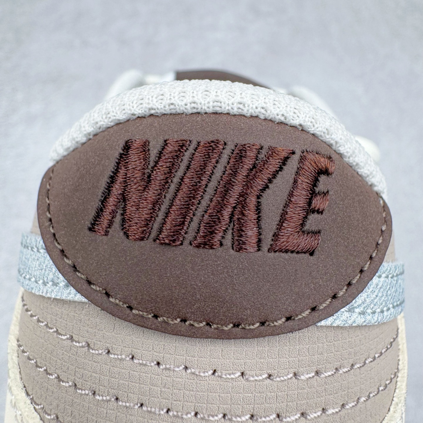 图片[16]-＃YC纯原 NK Dunk Low 复古星潮 HF4292-100 当复古纹理碰撞星空元素，当牛仔星芒点亮荔枝纹星河，叙下足尖漫游时空的星辰诗篇。鞋身采用月岩般温润的米白基底，承载着浅棕渐变泼墨的宇宙轨迹，蓝染牛仔布Swoosh以不规则剪裁撕破次元壁，宛如银河星云。最后用美拉德色系深棕大底完善整体设计，以低饱和美学包裹未来主义灵魂。定制系列天花板 无原鞋不开发 全系列得物原鞋一比一校对开发 配色持续更新中 终端对接 优势输出 全套原厂楦头原纸板数据档案倾力打造 原汁原味莞产 极致还原 圈内最强针车工艺 高端零售指定版 广东原厂配套原盒原标 鞋盒分三个尺码段 原厂冲刀 超高清洁度 全鞋零毛边皮料切割 采用原厂百宏鞋带以及原厂百宏织唛舌标 内标可供原厂几率过验 进口原装条纹中底布 四线拉帮白色点胶 原厂拉帮手法遵循公司 原厂电绣 极致还原 尺码：36 36.5 37.5 38 38.5 39 40 40.5 41 42 42.5 43 44 44.5 45 46-选品中心