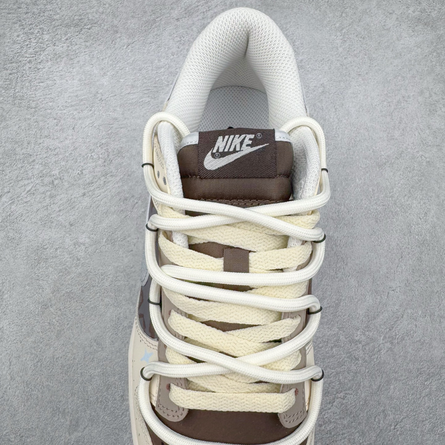 图片[5]-＃YC纯原 NK Dunk Low 复古星潮 HF4292-100 当复古纹理碰撞星空元素，当牛仔星芒点亮荔枝纹星河，叙下足尖漫游时空的星辰诗篇。鞋身采用月岩般温润的米白基底，承载着浅棕渐变泼墨的宇宙轨迹，蓝染牛仔布Swoosh以不规则剪裁撕破次元壁，宛如银河星云。最后用美拉德色系深棕大底完善整体设计，以低饱和美学包裹未来主义灵魂。定制系列天花板 无原鞋不开发 全系列得物原鞋一比一校对开发 配色持续更新中 终端对接 优势输出 全套原厂楦头原纸板数据档案倾力打造 原汁原味莞产 极致还原 圈内最强针车工艺 高端零售指定版 广东原厂配套原盒原标 鞋盒分三个尺码段 原厂冲刀 超高清洁度 全鞋零毛边皮料切割 采用原厂百宏鞋带以及原厂百宏织唛舌标 内标可供原厂几率过验 进口原装条纹中底布 四线拉帮白色点胶 原厂拉帮手法遵循公司 原厂电绣 极致还原 尺码：36 36.5 37.5 38 38.5 39 40 40.5 41 42 42.5 43 44 44.5 45 46-选品中心
