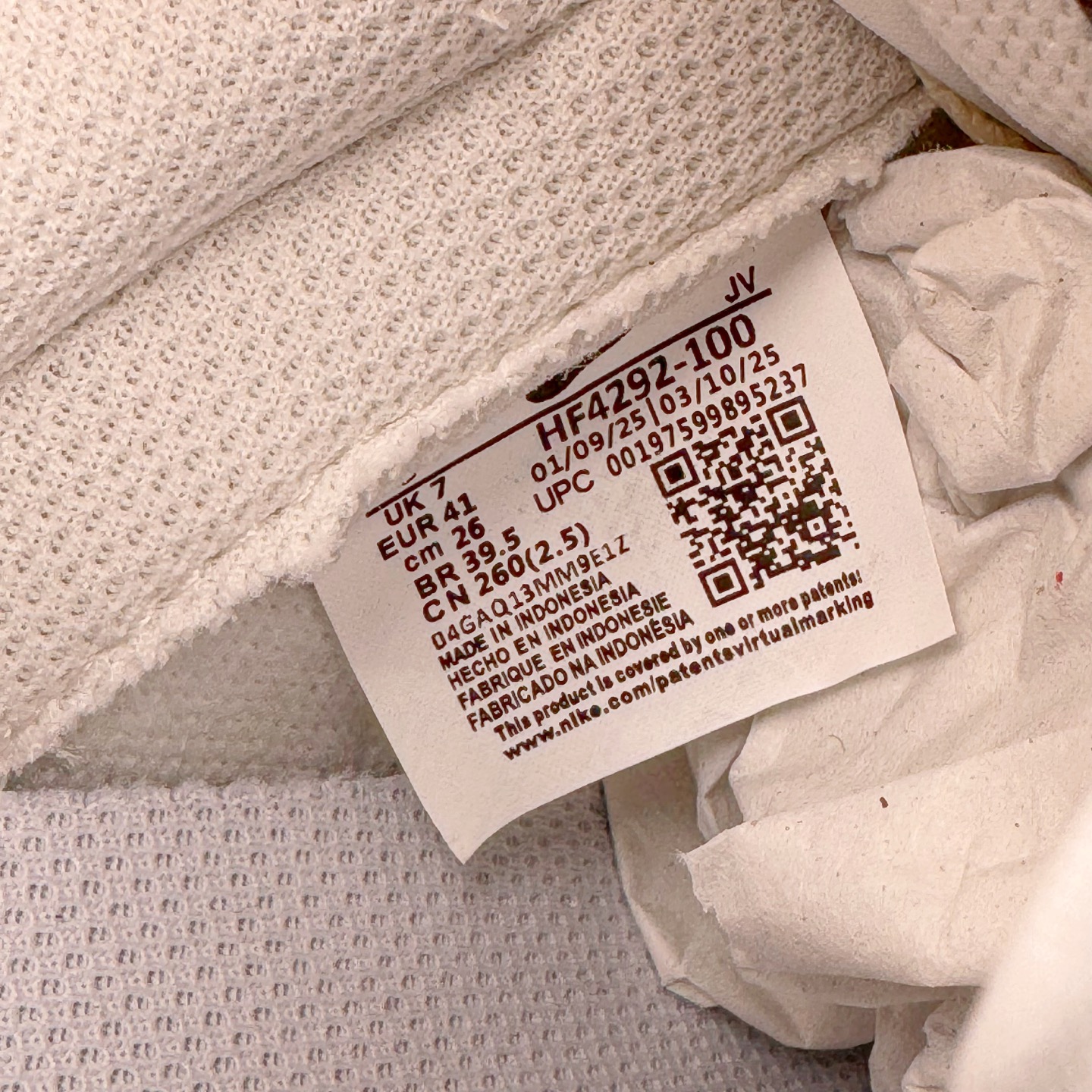 图片[12]-＃YC纯原 NK Dunk Low 复古星潮 HF4292-100 当复古纹理碰撞星空元素，当牛仔星芒点亮荔枝纹星河，叙下足尖漫游时空的星辰诗篇。鞋身采用月岩般温润的米白基底，承载着浅棕渐变泼墨的宇宙轨迹，蓝染牛仔布Swoosh以不规则剪裁撕破次元壁，宛如银河星云。最后用美拉德色系深棕大底完善整体设计，以低饱和美学包裹未来主义灵魂。定制系列天花板 无原鞋不开发 全系列得物原鞋一比一校对开发 配色持续更新中 终端对接 优势输出 全套原厂楦头原纸板数据档案倾力打造 原汁原味莞产 极致还原 圈内最强针车工艺 高端零售指定版 广东原厂配套原盒原标 鞋盒分三个尺码段 原厂冲刀 超高清洁度 全鞋零毛边皮料切割 采用原厂百宏鞋带以及原厂百宏织唛舌标 内标可供原厂几率过验 进口原装条纹中底布 四线拉帮白色点胶 原厂拉帮手法遵循公司 原厂电绣 极致还原 尺码：36 36.5 37.5 38 38.5 39 40 40.5 41 42 42.5 43 44 44.5 45 46-选品中心