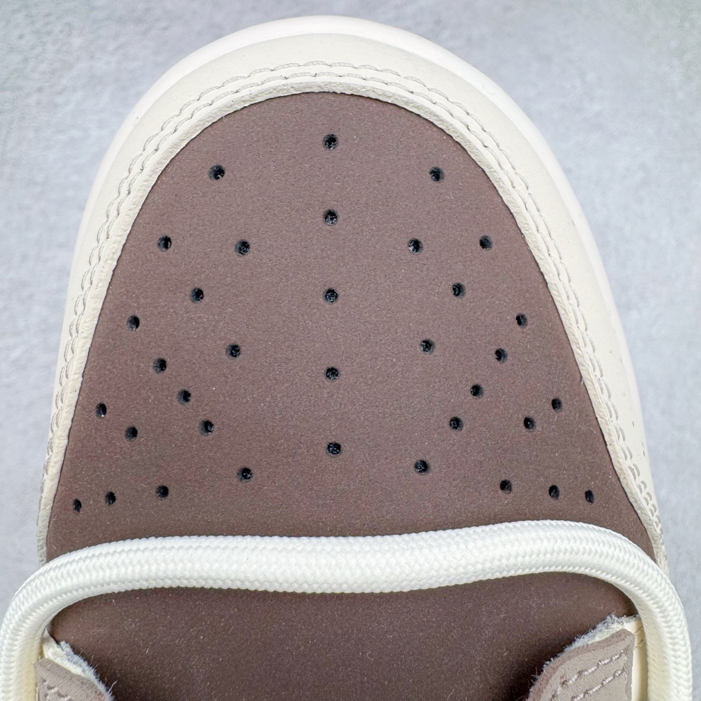 图片[15]-＃YC纯原 NK Dunk Low 复古星潮 HF4292-100 当复古纹理碰撞星空元素，当牛仔星芒点亮荔枝纹星河，叙下足尖漫游时空的星辰诗篇。鞋身采用月岩般温润的米白基底，承载着浅棕渐变泼墨的宇宙轨迹，蓝染牛仔布Swoosh以不规则剪裁撕破次元壁，宛如银河星云。最后用美拉德色系深棕大底完善整体设计，以低饱和美学包裹未来主义灵魂。定制系列天花板 无原鞋不开发 全系列得物原鞋一比一校对开发 配色持续更新中 终端对接 优势输出 全套原厂楦头原纸板数据档案倾力打造 原汁原味莞产 极致还原 圈内最强针车工艺 高端零售指定版 广东原厂配套原盒原标 鞋盒分三个尺码段 原厂冲刀 超高清洁度 全鞋零毛边皮料切割 采用原厂百宏鞋带以及原厂百宏织唛舌标 内标可供原厂几率过验 进口原装条纹中底布 四线拉帮白色点胶 原厂拉帮手法遵循公司 原厂电绣 极致还原 尺码：36 36.5 37.5 38 38.5 39 40 40.5 41 42 42.5 43 44 44.5 45 46-选品中心