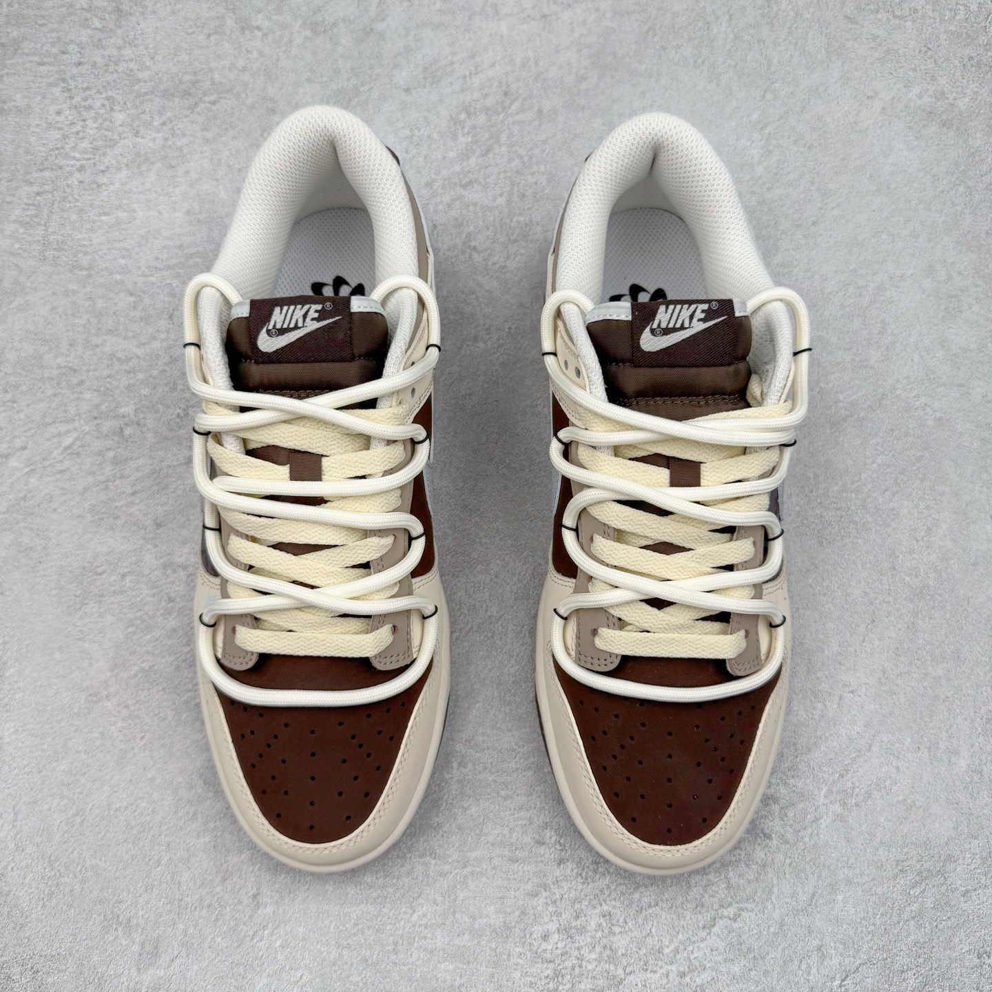 图片[2]-＃YC纯原 NK Dunk Low 复古星潮 HF4292-100 当复古纹理碰撞星空元素，当牛仔星芒点亮荔枝纹星河，叙下足尖漫游时空的星辰诗篇。鞋身采用月岩般温润的米白基底，承载着浅棕渐变泼墨的宇宙轨迹，蓝染牛仔布Swoosh以不规则剪裁撕破次元壁，宛如银河星云。最后用美拉德色系深棕大底完善整体设计，以低饱和美学包裹未来主义灵魂。定制系列天花板 无原鞋不开发 全系列得物原鞋一比一校对开发 配色持续更新中 终端对接 优势输出 全套原厂楦头原纸板数据档案倾力打造 原汁原味莞产 极致还原 圈内最强针车工艺 高端零售指定版 广东原厂配套原盒原标 鞋盒分三个尺码段 原厂冲刀 超高清洁度 全鞋零毛边皮料切割 采用原厂百宏鞋带以及原厂百宏织唛舌标 内标可供原厂几率过验 进口原装条纹中底布 四线拉帮白色点胶 原厂拉帮手法遵循公司 原厂电绣 极致还原 尺码：36 36.5 37.5 38 38.5 39 40 40.5 41 42 42.5 43 44 44.5 45 46-选品中心