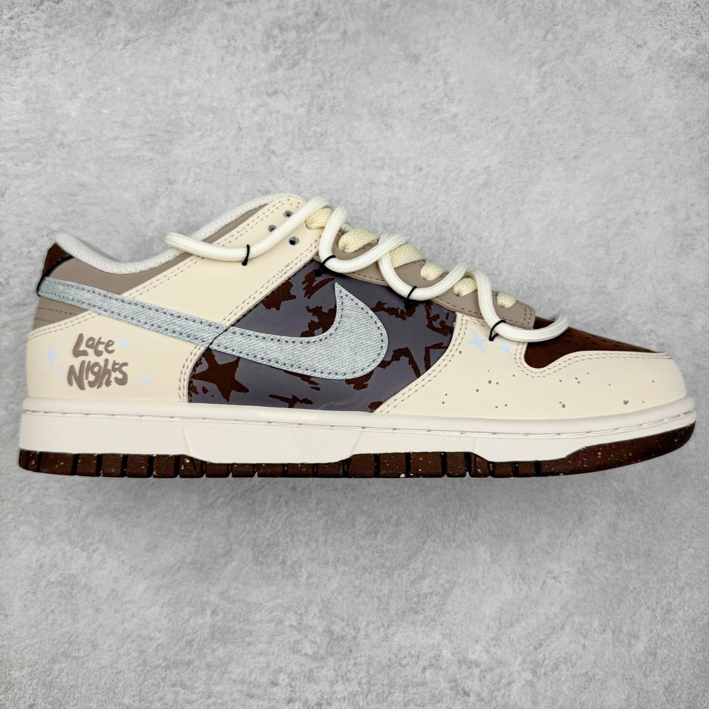 ＃YC纯原 NK Dunk Low 复古星潮 HF4292-100 当复古纹理碰撞星空元素，当牛仔星芒点亮荔枝纹星河，叙下足尖漫游时空的星辰诗篇。鞋身采用月岩般温润的米白基底，承载着浅棕渐变泼墨的宇宙轨迹，蓝染牛仔布Swoosh以不规则剪裁撕破次元壁，宛如银河星云。最后用美拉德色系深棕大底完善整体设计，以低饱和美学包裹未来主义灵魂。定制系列天花板 无原鞋不开发 全系列得物原鞋一比一校对开发 配色持续更新中 终端对接 优势输出 全套原厂楦头原纸板数据档案倾力打造 原汁原味莞产 极致还原 圈内最强针车工艺 高端零售指定版 广东原厂配套原盒原标 鞋盒分三个尺码段 原厂冲刀 超高清洁度 全鞋零毛边皮料切割 采用原厂百宏鞋带以及原厂百宏织唛舌标 内标可供原厂几率过验 进口原装条纹中底布 四线拉帮白色点胶 原厂拉帮手法遵循公司 原厂电绣 极致还原 尺码：36 36.5 37.5 38 38.5 39 40 40.5 41 42 42.5 43 44 44.5 45 46-选品中心
