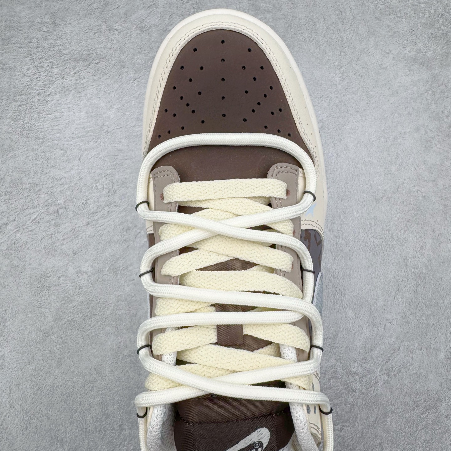 图片[4]-＃YC纯原 NK Dunk Low 复古星潮 HF4292-100 当复古纹理碰撞星空元素，当牛仔星芒点亮荔枝纹星河，叙下足尖漫游时空的星辰诗篇。鞋身采用月岩般温润的米白基底，承载着浅棕渐变泼墨的宇宙轨迹，蓝染牛仔布Swoosh以不规则剪裁撕破次元壁，宛如银河星云。最后用美拉德色系深棕大底完善整体设计，以低饱和美学包裹未来主义灵魂。定制系列天花板 无原鞋不开发 全系列得物原鞋一比一校对开发 配色持续更新中 终端对接 优势输出 全套原厂楦头原纸板数据档案倾力打造 原汁原味莞产 极致还原 圈内最强针车工艺 高端零售指定版 广东原厂配套原盒原标 鞋盒分三个尺码段 原厂冲刀 超高清洁度 全鞋零毛边皮料切割 采用原厂百宏鞋带以及原厂百宏织唛舌标 内标可供原厂几率过验 进口原装条纹中底布 四线拉帮白色点胶 原厂拉帮手法遵循公司 原厂电绣 极致还原 尺码：36 36.5 37.5 38 38.5 39 40 40.5 41 42 42.5 43 44 44.5 45 46-选品中心