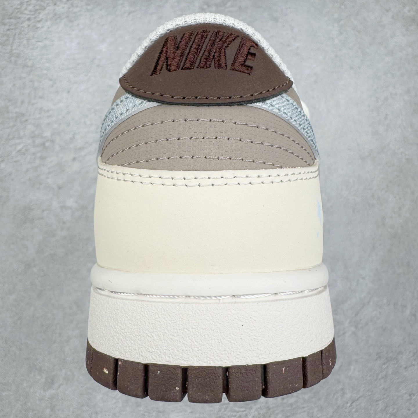 图片[8]-＃YC纯原 NK Dunk Low 复古星潮 HF4292-100 当复古纹理碰撞星空元素，当牛仔星芒点亮荔枝纹星河，叙下足尖漫游时空的星辰诗篇。鞋身采用月岩般温润的米白基底，承载着浅棕渐变泼墨的宇宙轨迹，蓝染牛仔布Swoosh以不规则剪裁撕破次元壁，宛如银河星云。最后用美拉德色系深棕大底完善整体设计，以低饱和美学包裹未来主义灵魂。定制系列天花板 无原鞋不开发 全系列得物原鞋一比一校对开发 配色持续更新中 终端对接 优势输出 全套原厂楦头原纸板数据档案倾力打造 原汁原味莞产 极致还原 圈内最强针车工艺 高端零售指定版 广东原厂配套原盒原标 鞋盒分三个尺码段 原厂冲刀 超高清洁度 全鞋零毛边皮料切割 采用原厂百宏鞋带以及原厂百宏织唛舌标 内标可供原厂几率过验 进口原装条纹中底布 四线拉帮白色点胶 原厂拉帮手法遵循公司 原厂电绣 极致还原 尺码：36 36.5 37.5 38 38.5 39 40 40.5 41 42 42.5 43 44 44.5 45 46-选品中心