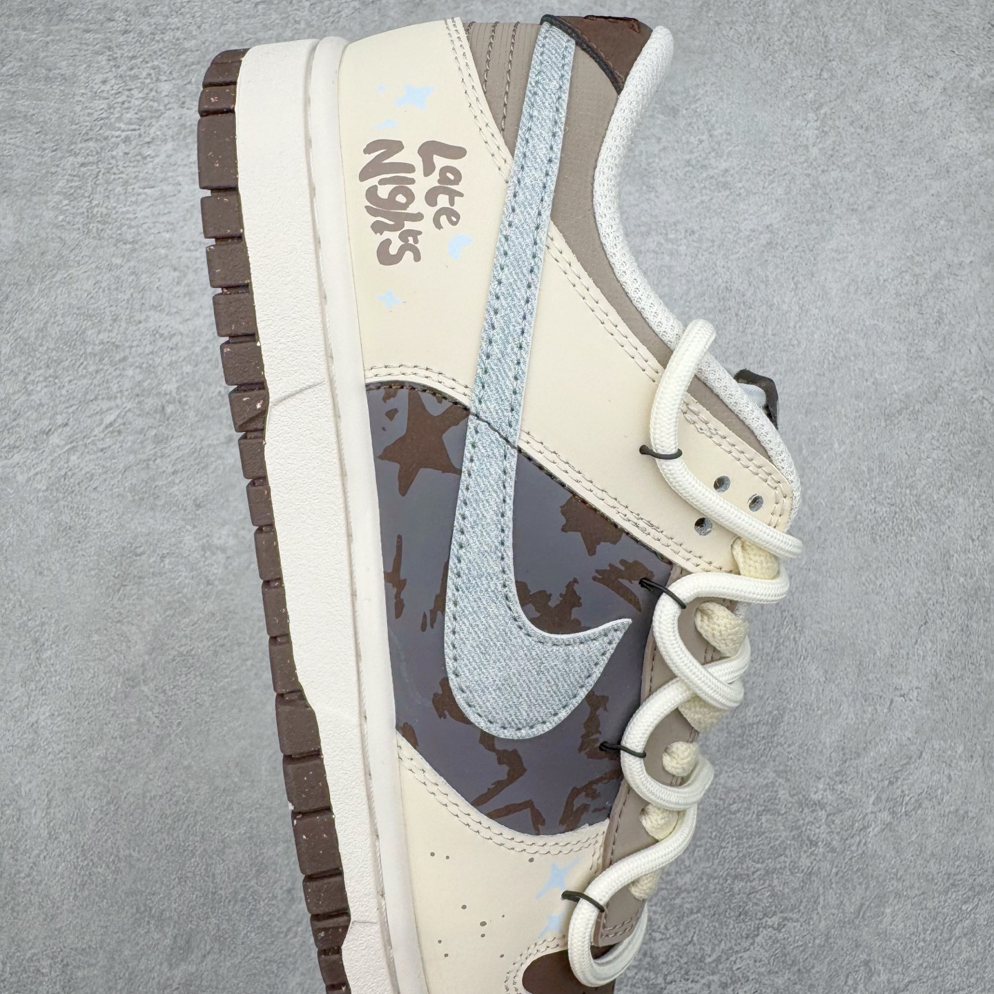 图片[6]-＃YC纯原 NK Dunk Low 复古星潮 HF4292-100 当复古纹理碰撞星空元素，当牛仔星芒点亮荔枝纹星河，叙下足尖漫游时空的星辰诗篇。鞋身采用月岩般温润的米白基底，承载着浅棕渐变泼墨的宇宙轨迹，蓝染牛仔布Swoosh以不规则剪裁撕破次元壁，宛如银河星云。最后用美拉德色系深棕大底完善整体设计，以低饱和美学包裹未来主义灵魂。定制系列天花板 无原鞋不开发 全系列得物原鞋一比一校对开发 配色持续更新中 终端对接 优势输出 全套原厂楦头原纸板数据档案倾力打造 原汁原味莞产 极致还原 圈内最强针车工艺 高端零售指定版 广东原厂配套原盒原标 鞋盒分三个尺码段 原厂冲刀 超高清洁度 全鞋零毛边皮料切割 采用原厂百宏鞋带以及原厂百宏织唛舌标 内标可供原厂几率过验 进口原装条纹中底布 四线拉帮白色点胶 原厂拉帮手法遵循公司 原厂电绣 极致还原 尺码：36 36.5 37.5 38 38.5 39 40 40.5 41 42 42.5 43 44 44.5 45 46-选品中心
