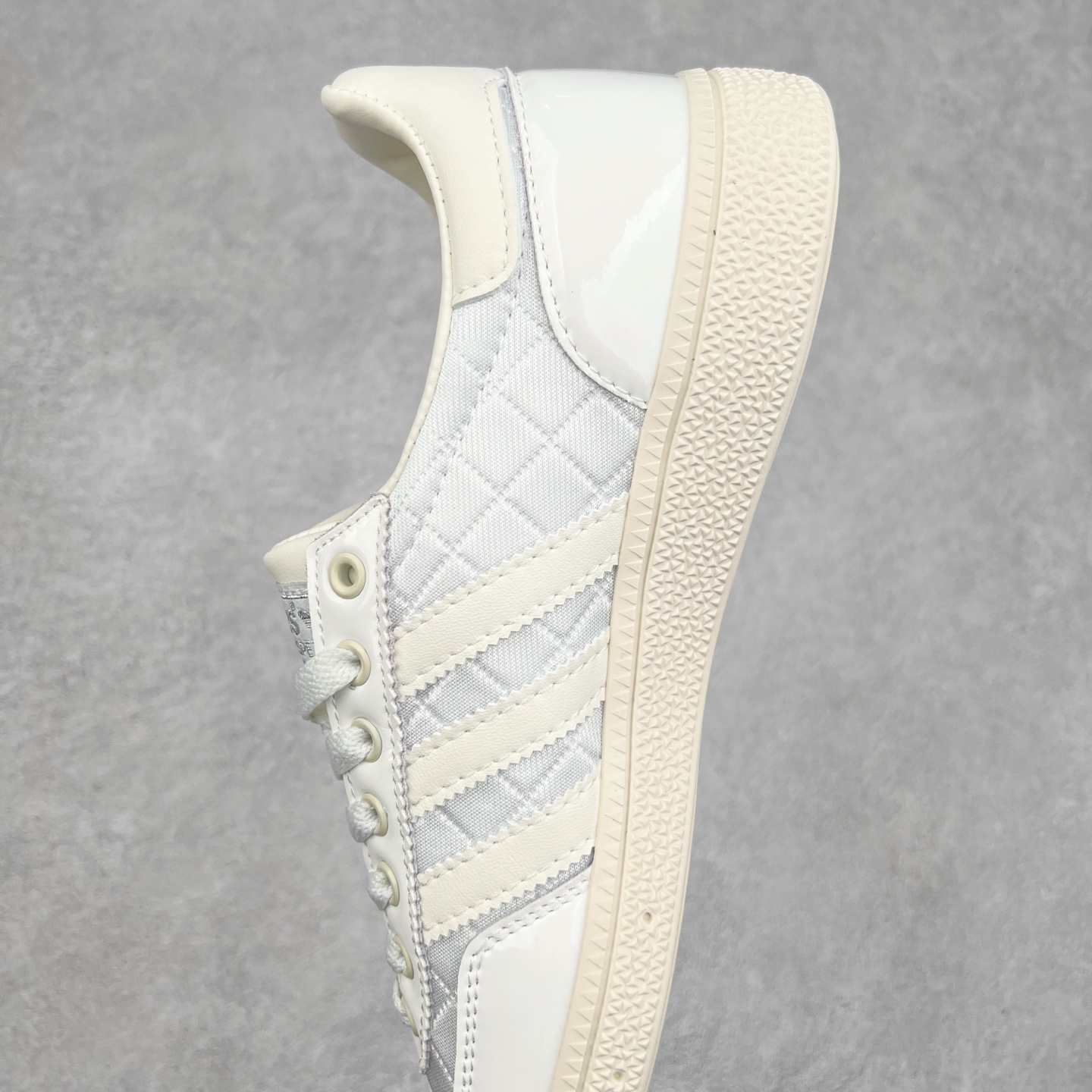 图片[7]-AD Originals Handball SPZL 手球运动员系列百搭休闲运动板鞋 KJ0854 这款来自阿迪达斯的这款HANDBALL SPZL前身是一双手球运动鞋，这一次拿来复刻，所以鞋面的主要色彩选用了黑色， 鞋面外侧除了Spezial字母之外还有三叶草标志。Handball SPZL作为复古手球训练鞋与作为室内足球鞋的Samba有着异曲同工之处，但是质感更为出众的鞋身以及丰富的配色选择比起Samba来讲可以说是更胜一筹了！尺码：36 36⅔ 37⅓ 38 38⅔ 39⅓ 40 40⅔ 41⅓ 42 42⅔ 43⅓ 44 45-选品中心