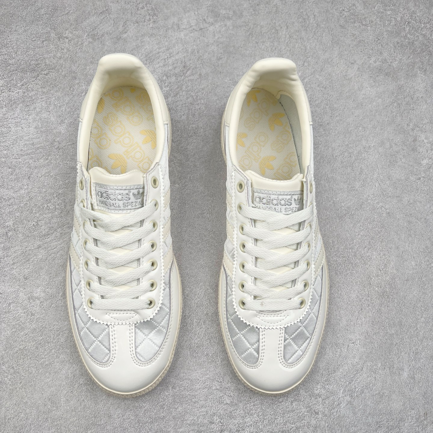 图片[2]-AD Originals Handball SPZL 手球运动员系列百搭休闲运动板鞋 KJ0854 这款来自阿迪达斯的这款HANDBALL SPZL前身是一双手球运动鞋，这一次拿来复刻，所以鞋面的主要色彩选用了黑色， 鞋面外侧除了Spezial字母之外还有三叶草标志。Handball SPZL作为复古手球训练鞋与作为室内足球鞋的Samba有着异曲同工之处，但是质感更为出众的鞋身以及丰富的配色选择比起Samba来讲可以说是更胜一筹了！尺码：36 36⅔ 37⅓ 38 38⅔ 39⅓ 40 40⅔ 41⅓ 42 42⅔ 43⅓ 44 45-选品中心